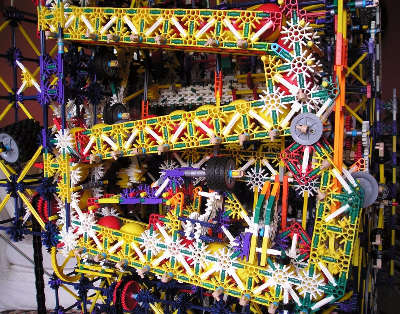 10 K'Nex Fruit Machine Mark 3 - Rear (Close-up).JPG