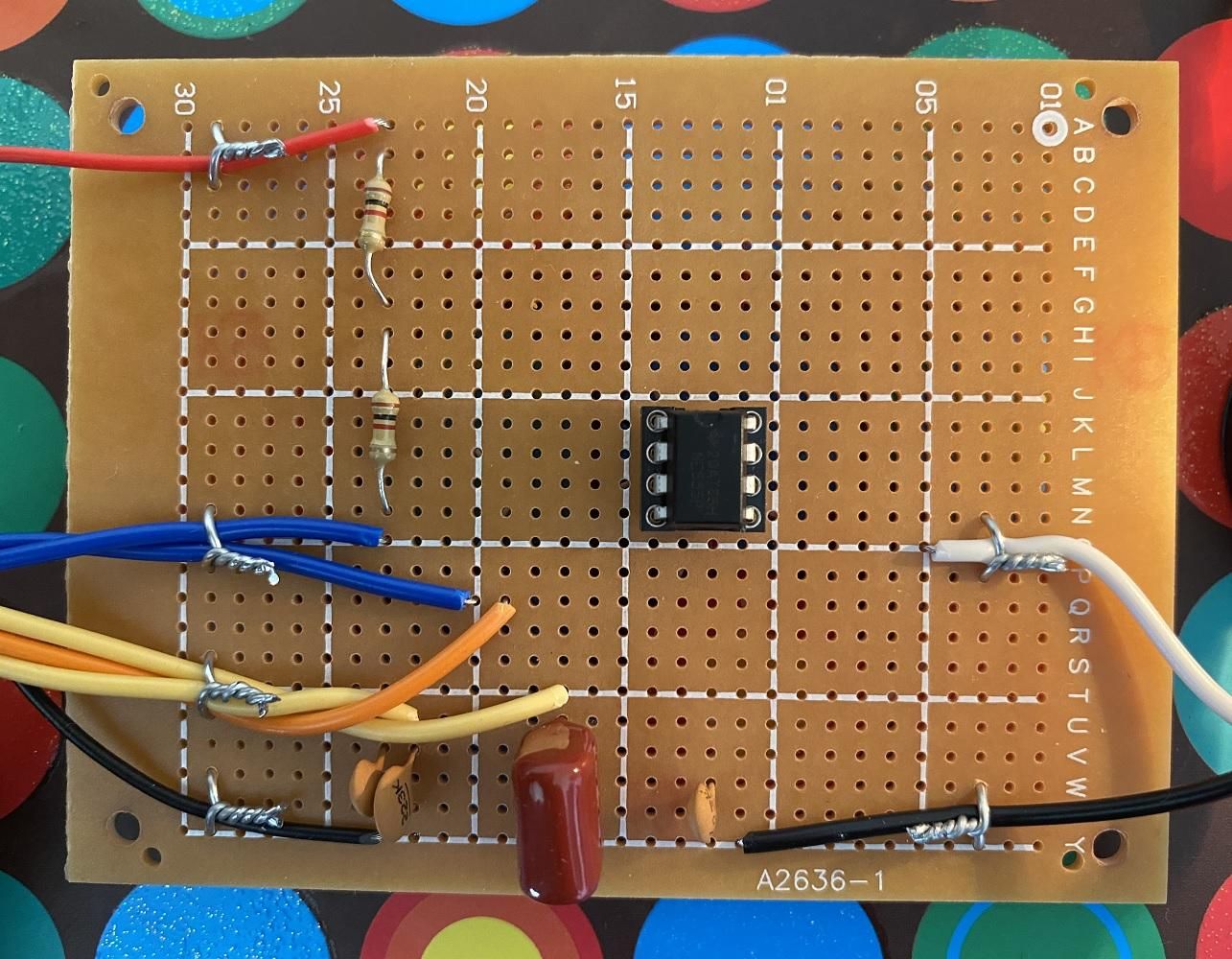 555 Timer Oscillator 05 Step 03 Make the Circuit.jpg