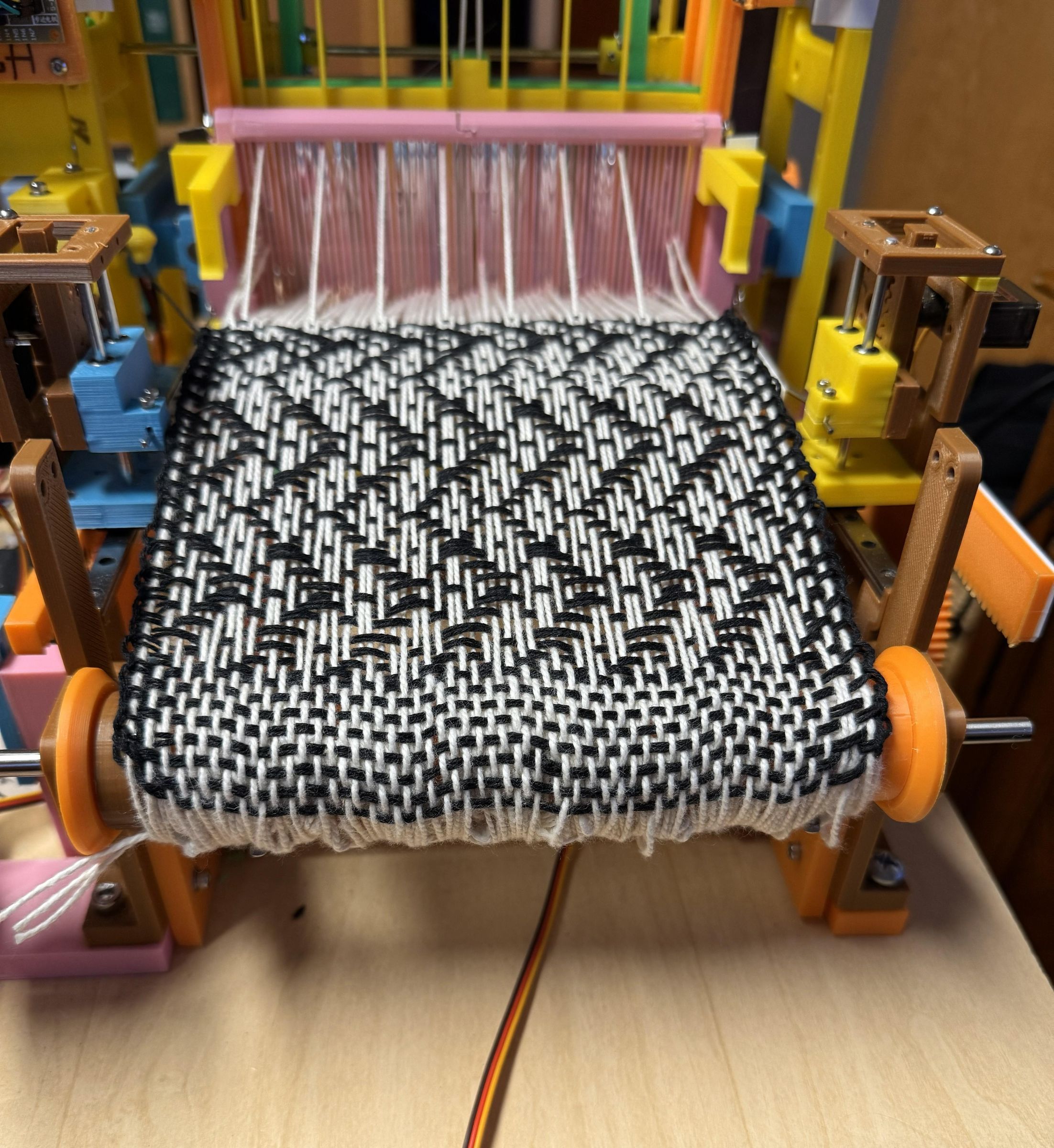 5_Weave_on_Table_Black_4028.jpg