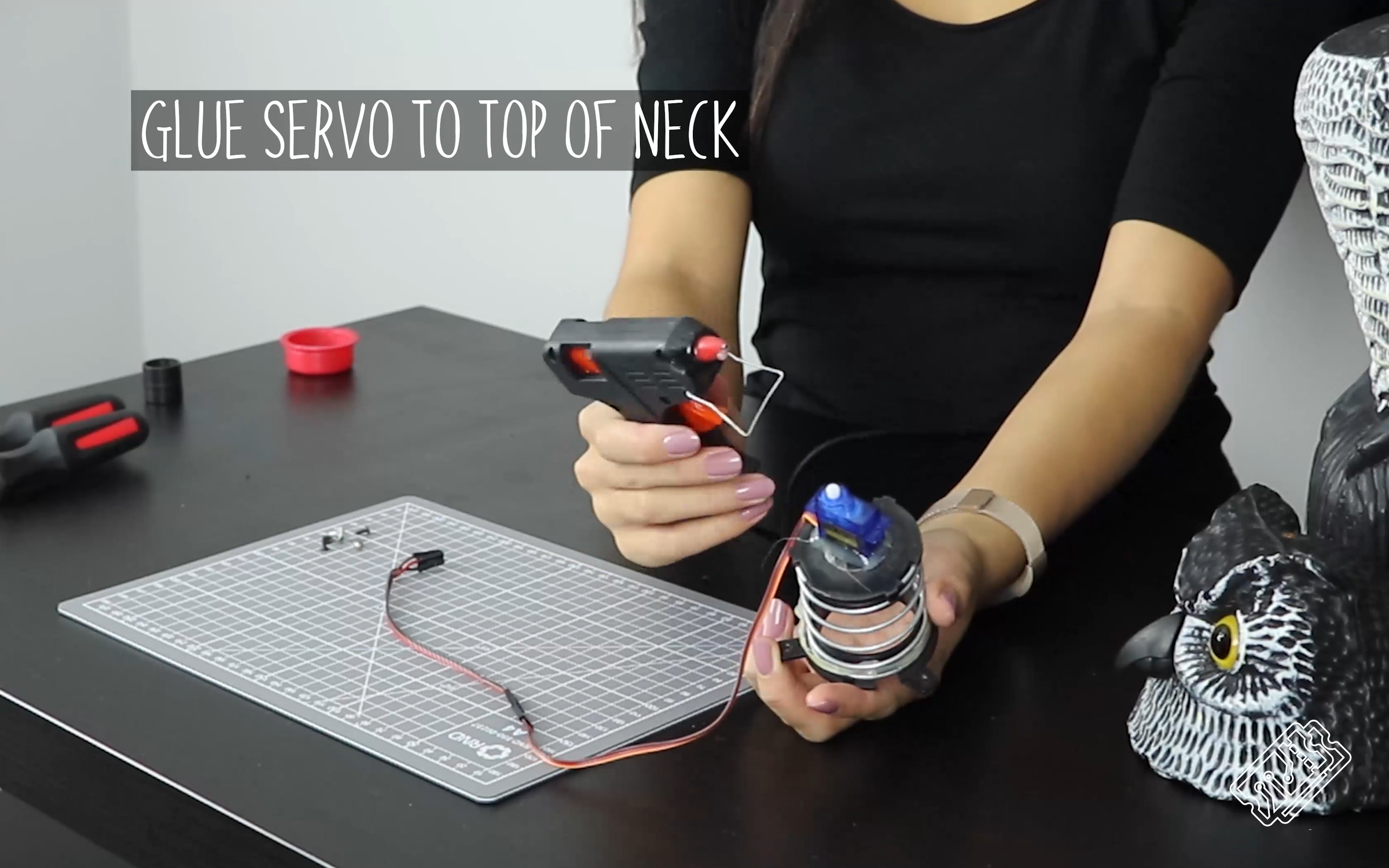 9_glue_servo_to_neck.png