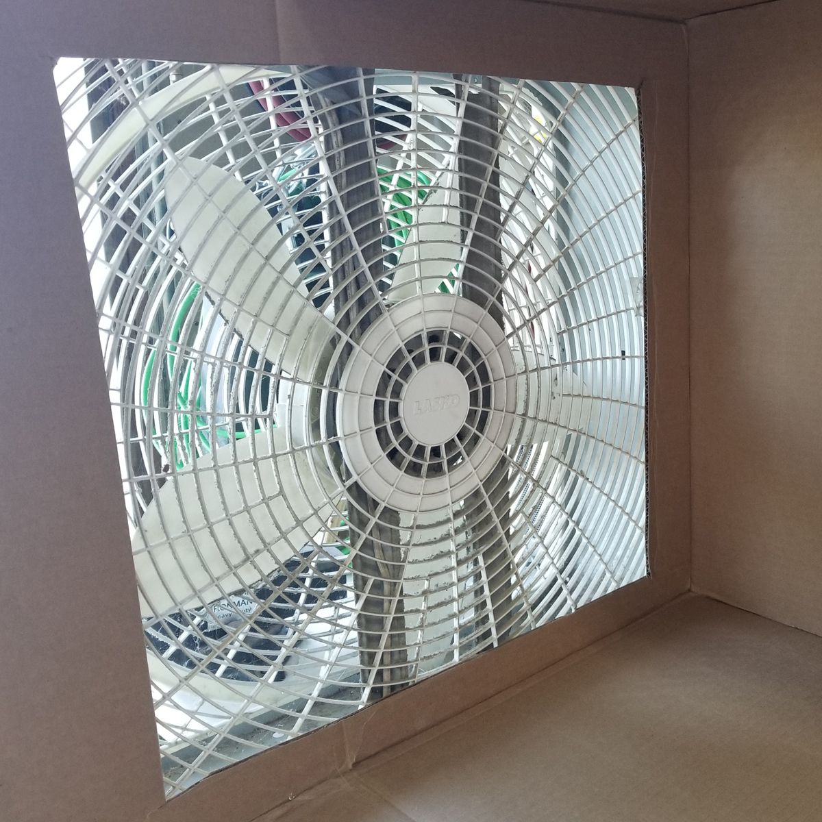 DIY-Cardboard-Spray-Booth-4.jpg