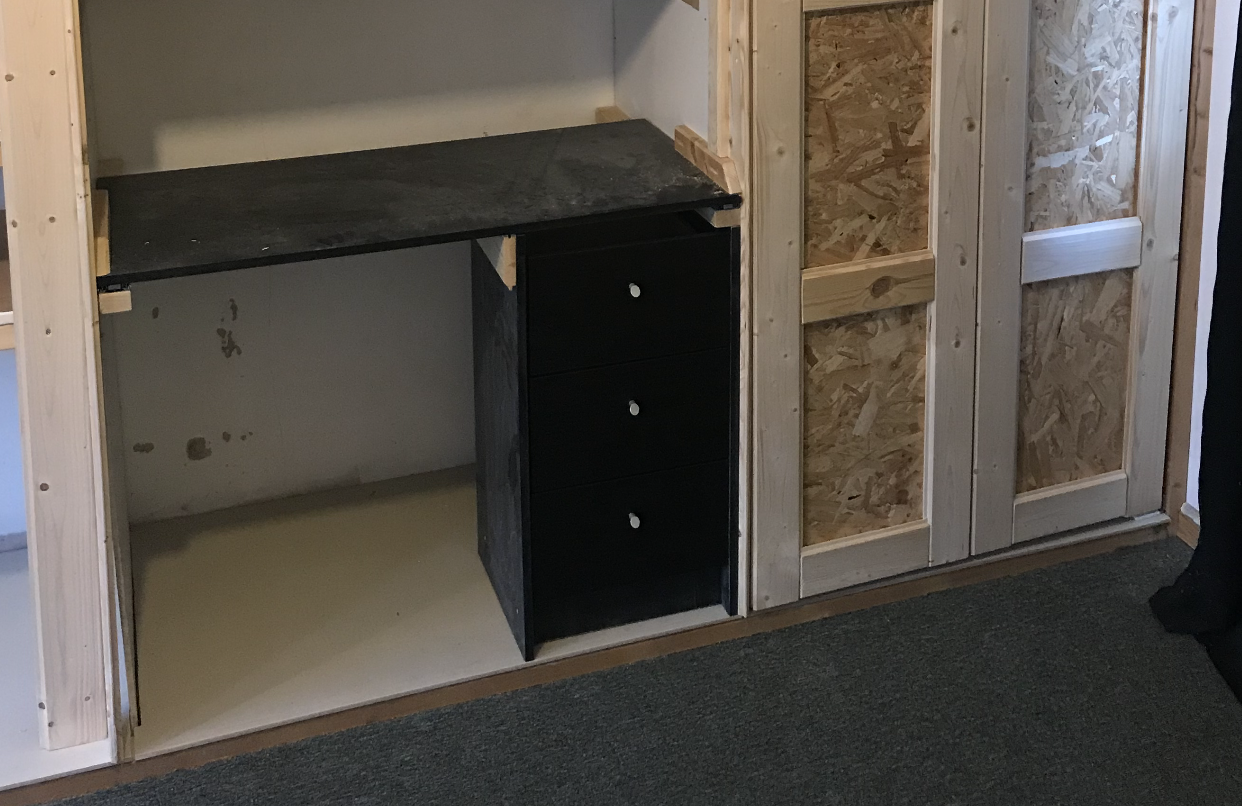 Desk 2.png