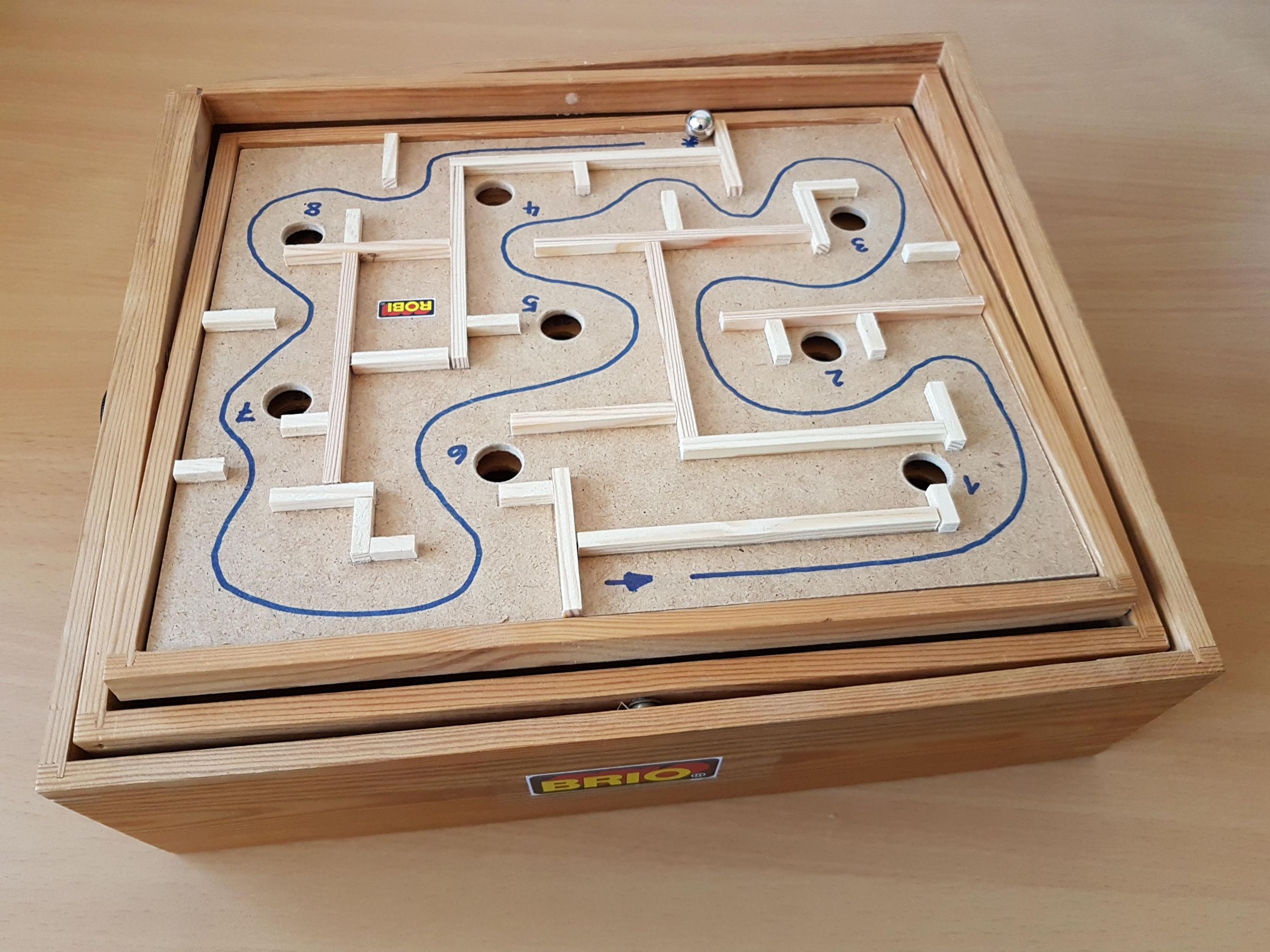 Labyrinth mit &Uuml;P und Kugel v hinten 1.jpg