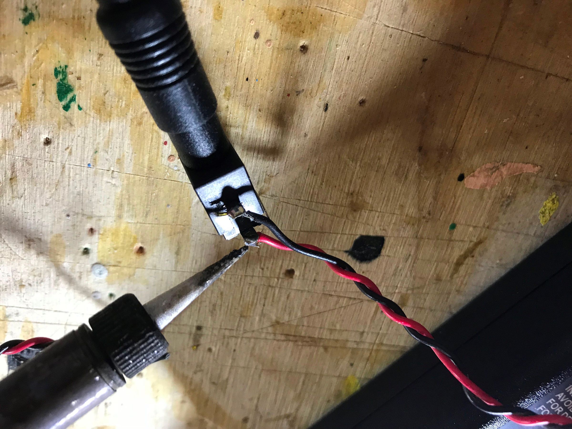 Step 15b - wiring up the power connector.JPG