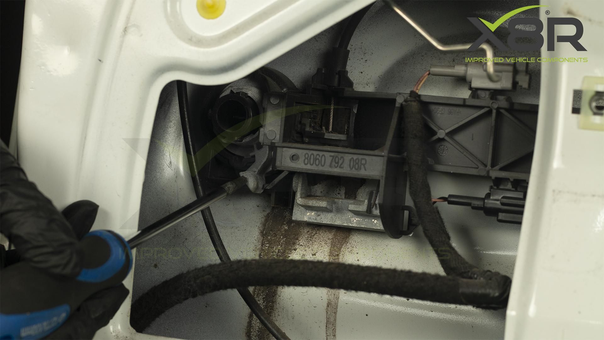 X8R0238 UD move latch.jpg