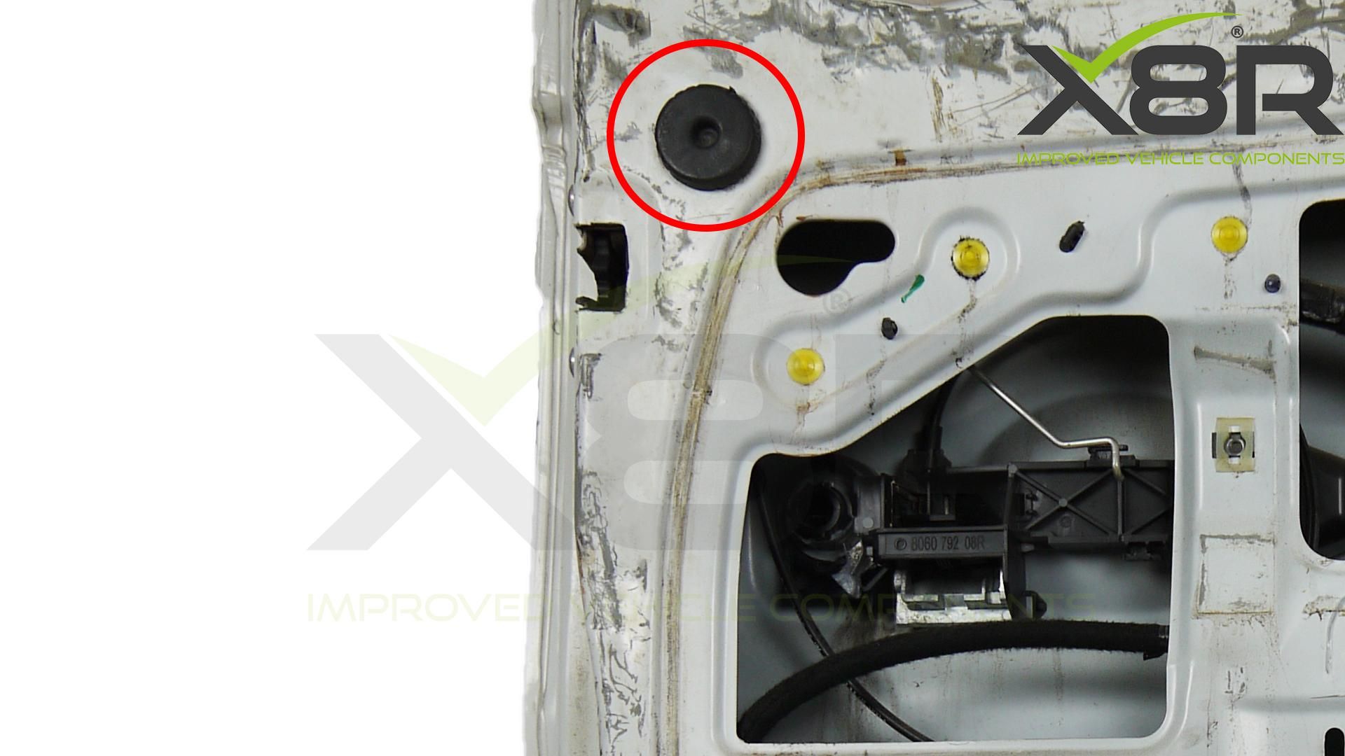 X8R0238 UD remove interior handle.jpg