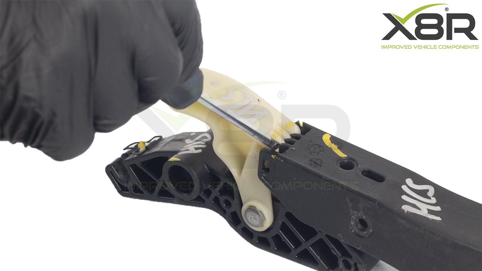 X8R0263 pry apart clutch pedal.jpg