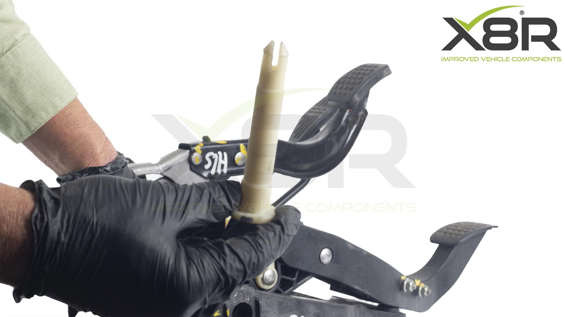 X8R0263 remove centre bolt 2.jpg