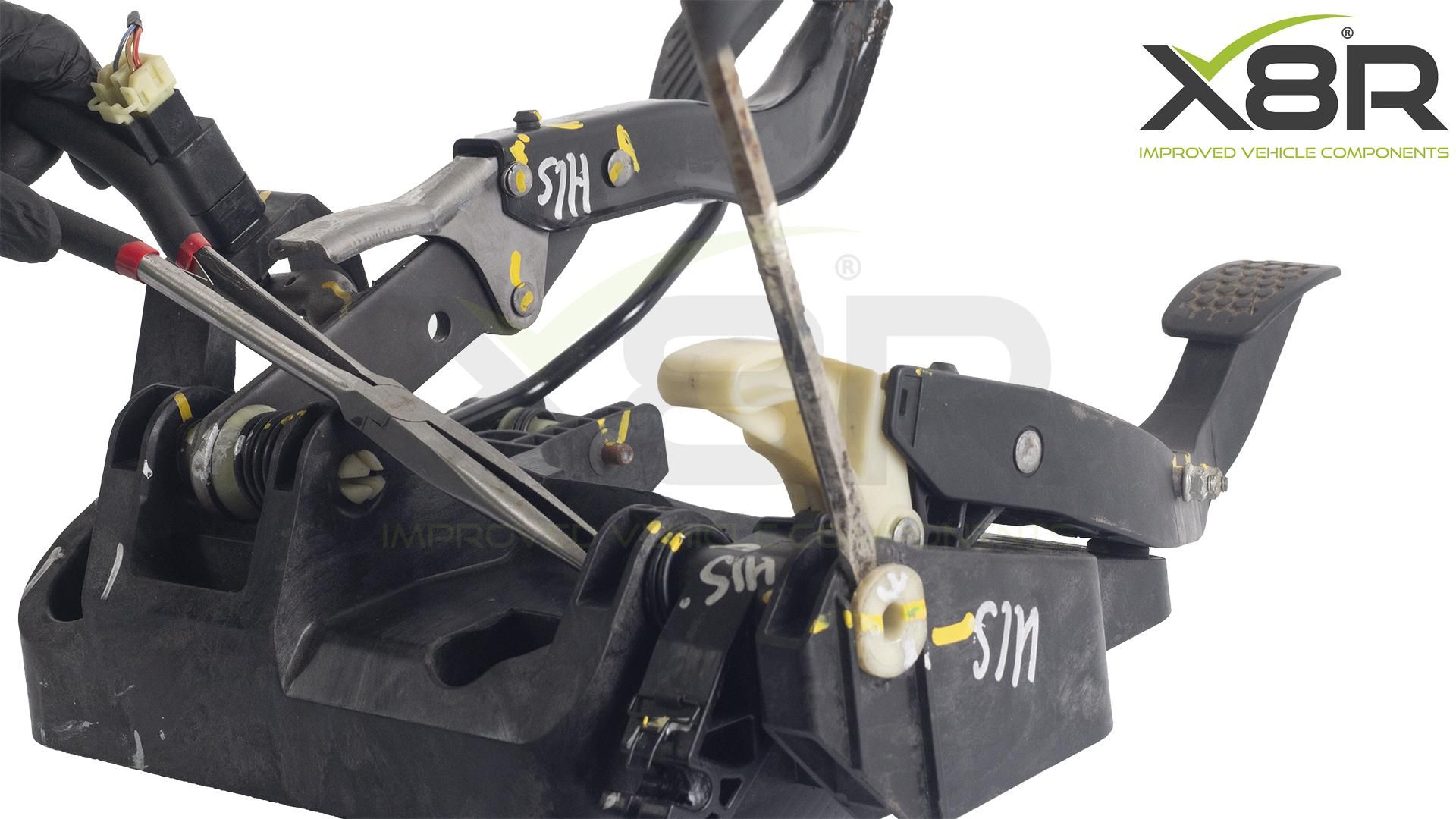 X8R0263 remove centre bolt.jpg