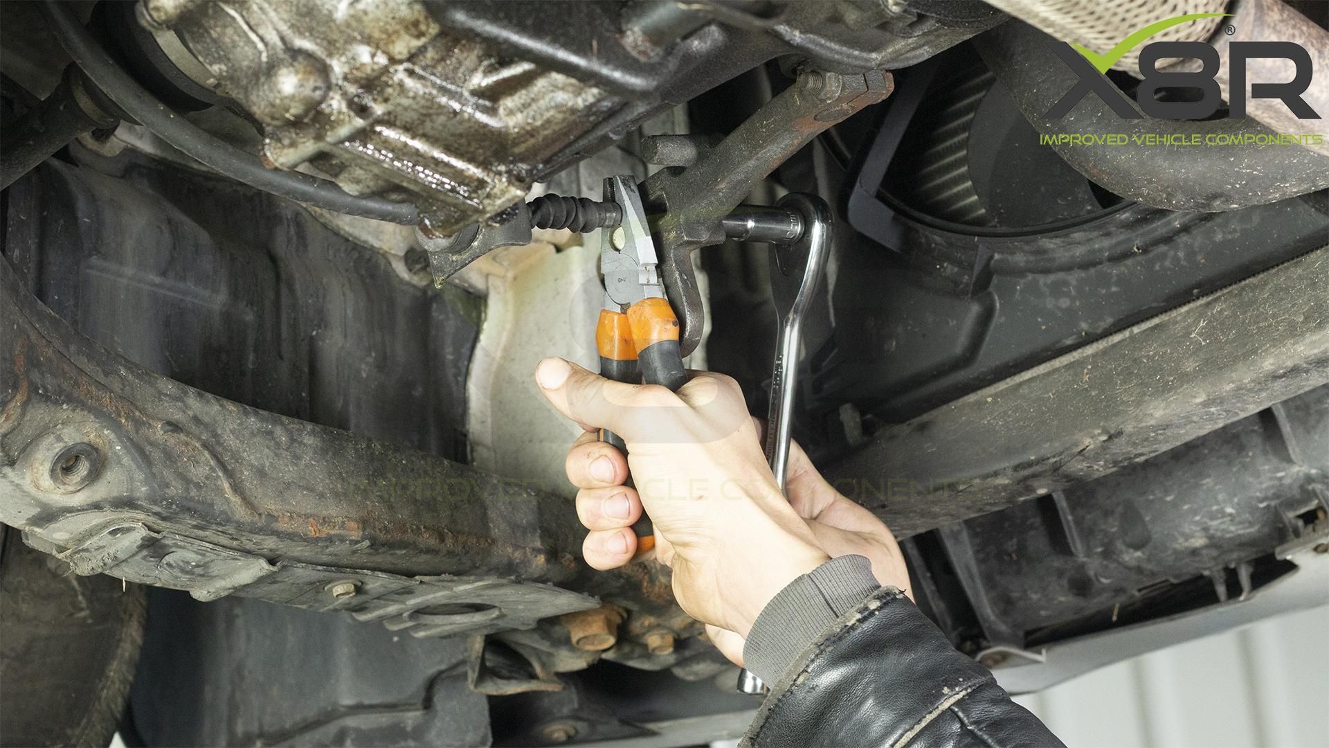 X8R0263 remove clutch cable.jpg