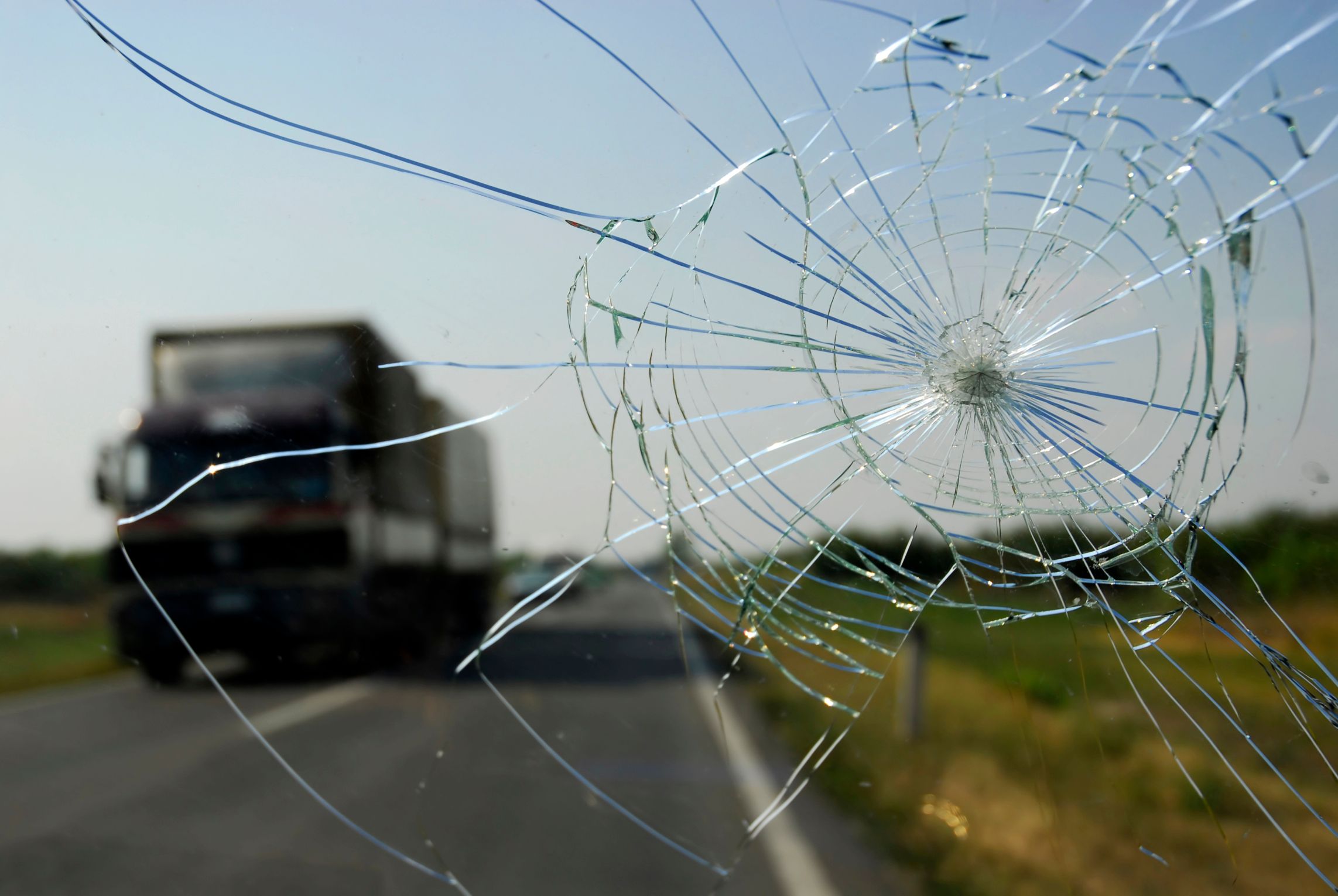 auto-glass-and-tint-cracked-windshield-1-Copy.jpg