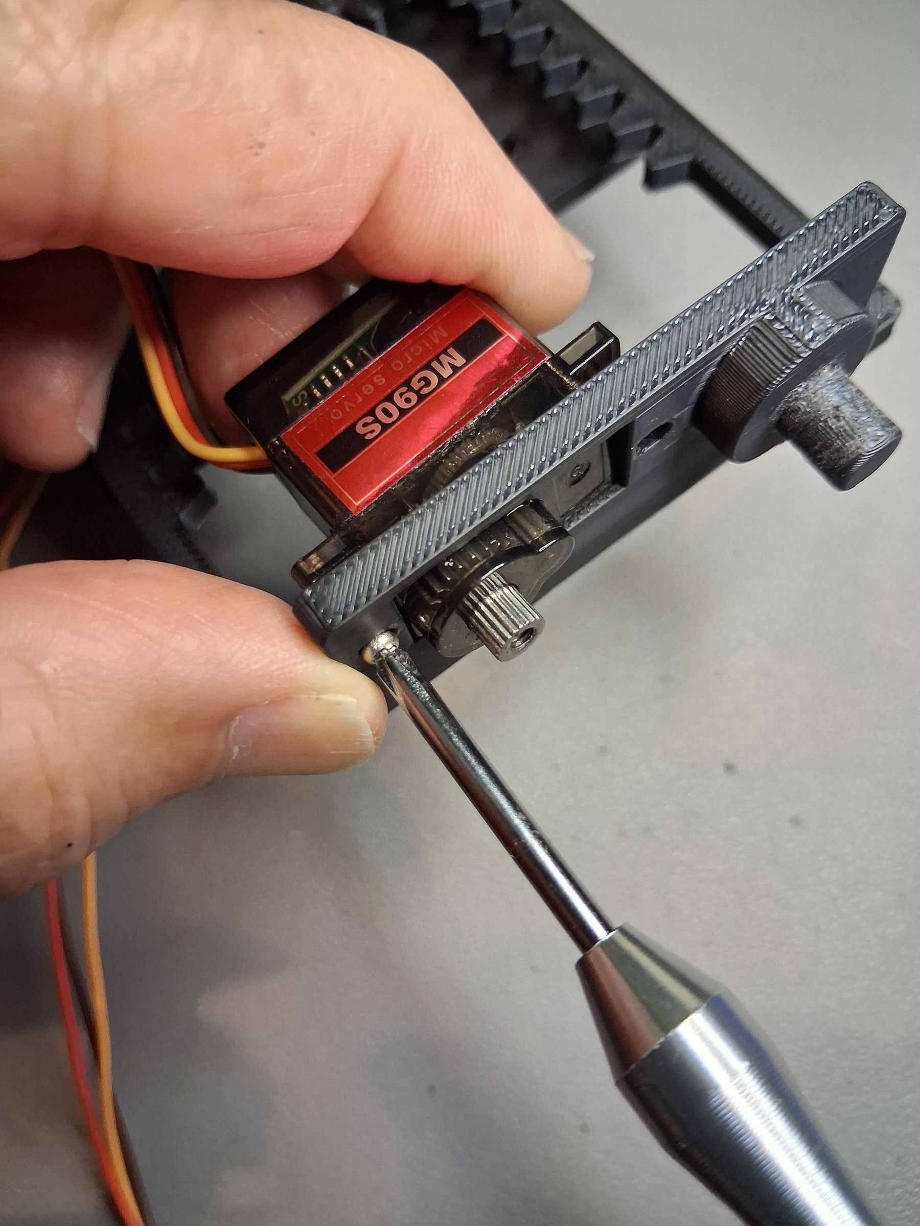 fasten gripper servo.jpg