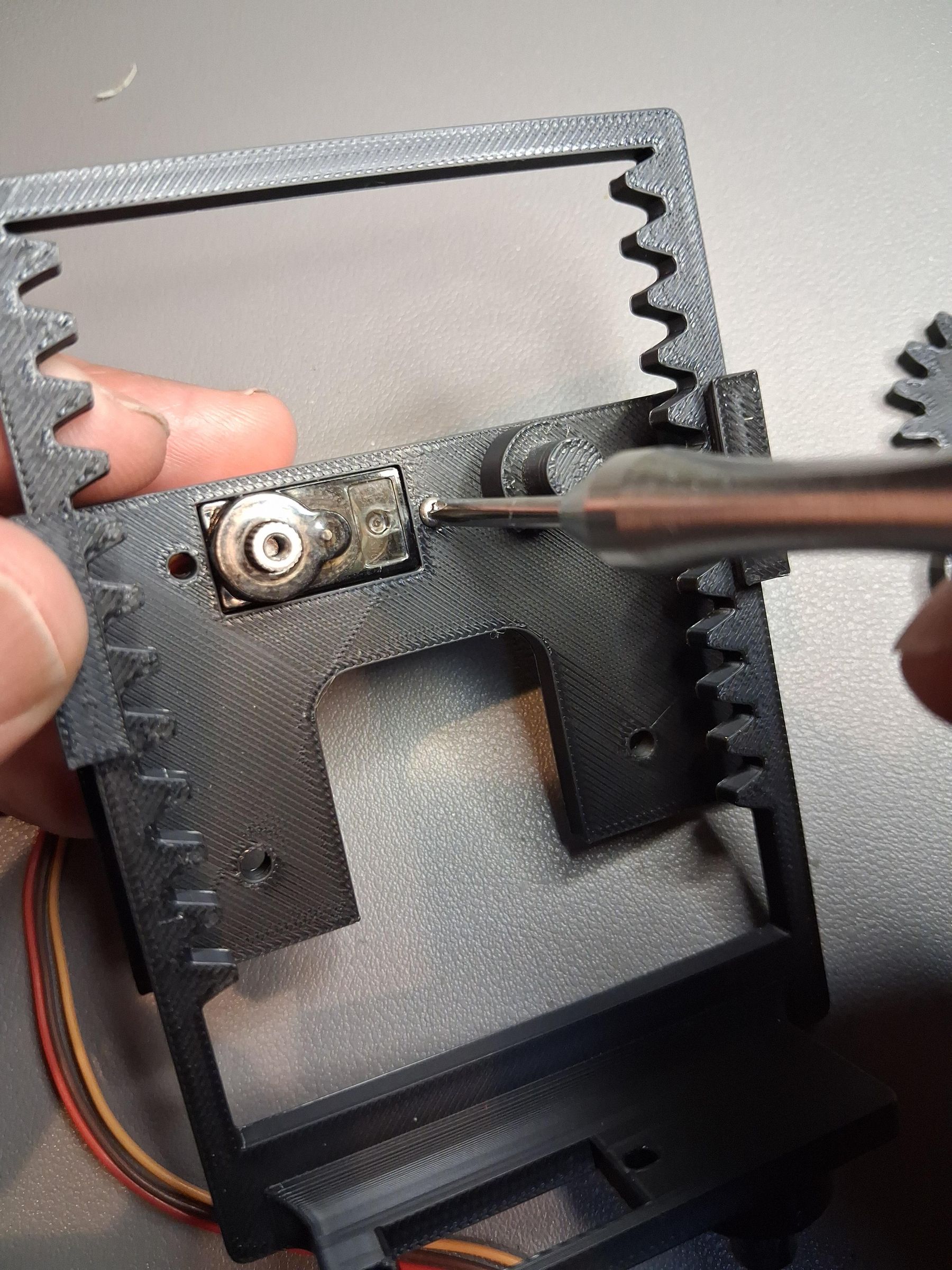 fasten lifter servo.jpg