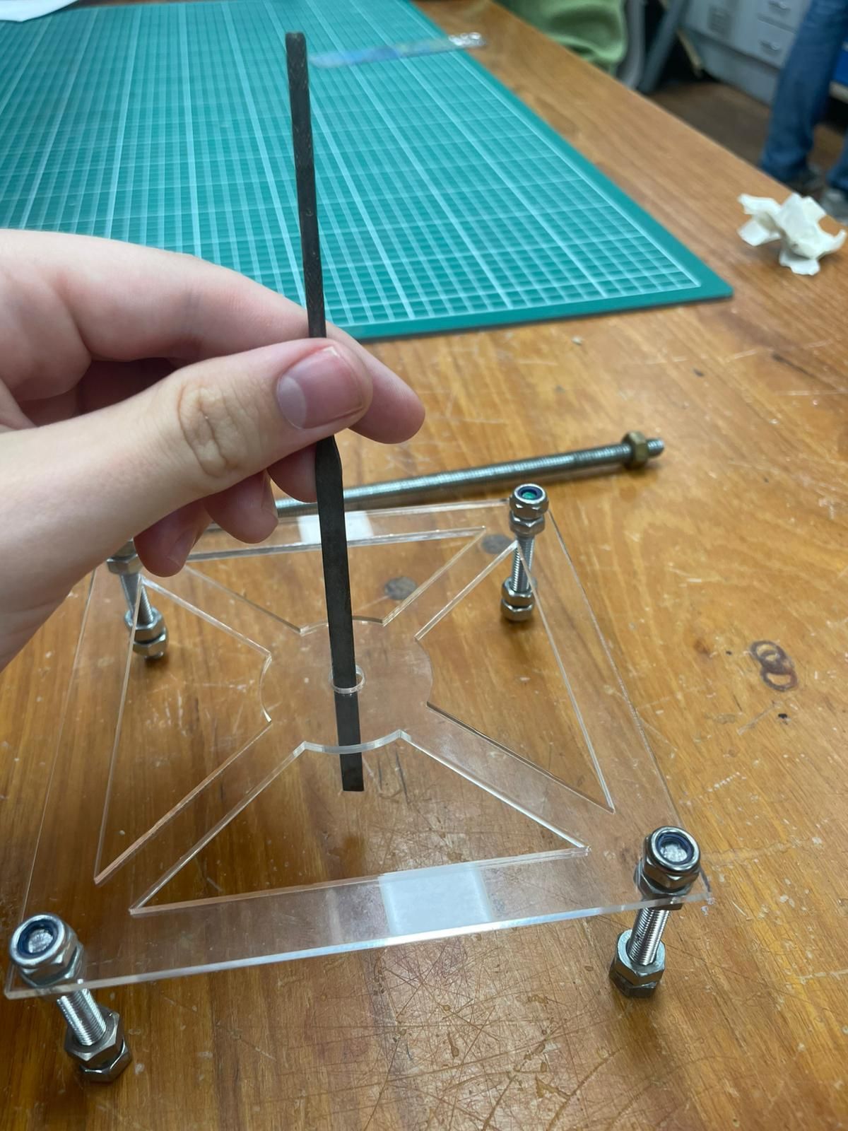 plexiglas met moeren en bouten.jpeg