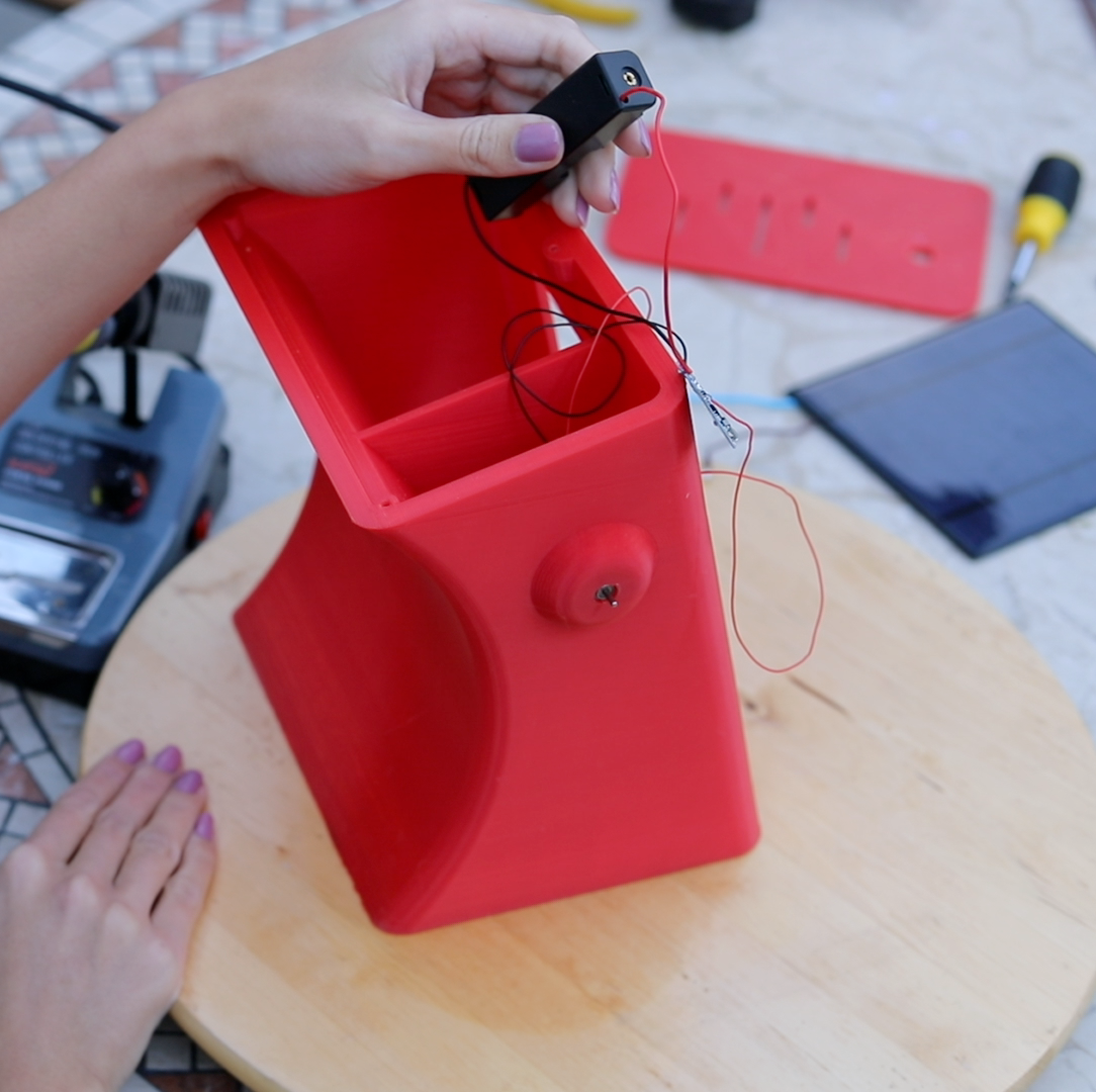 step_6_push_the_motor_into_the_slot.png