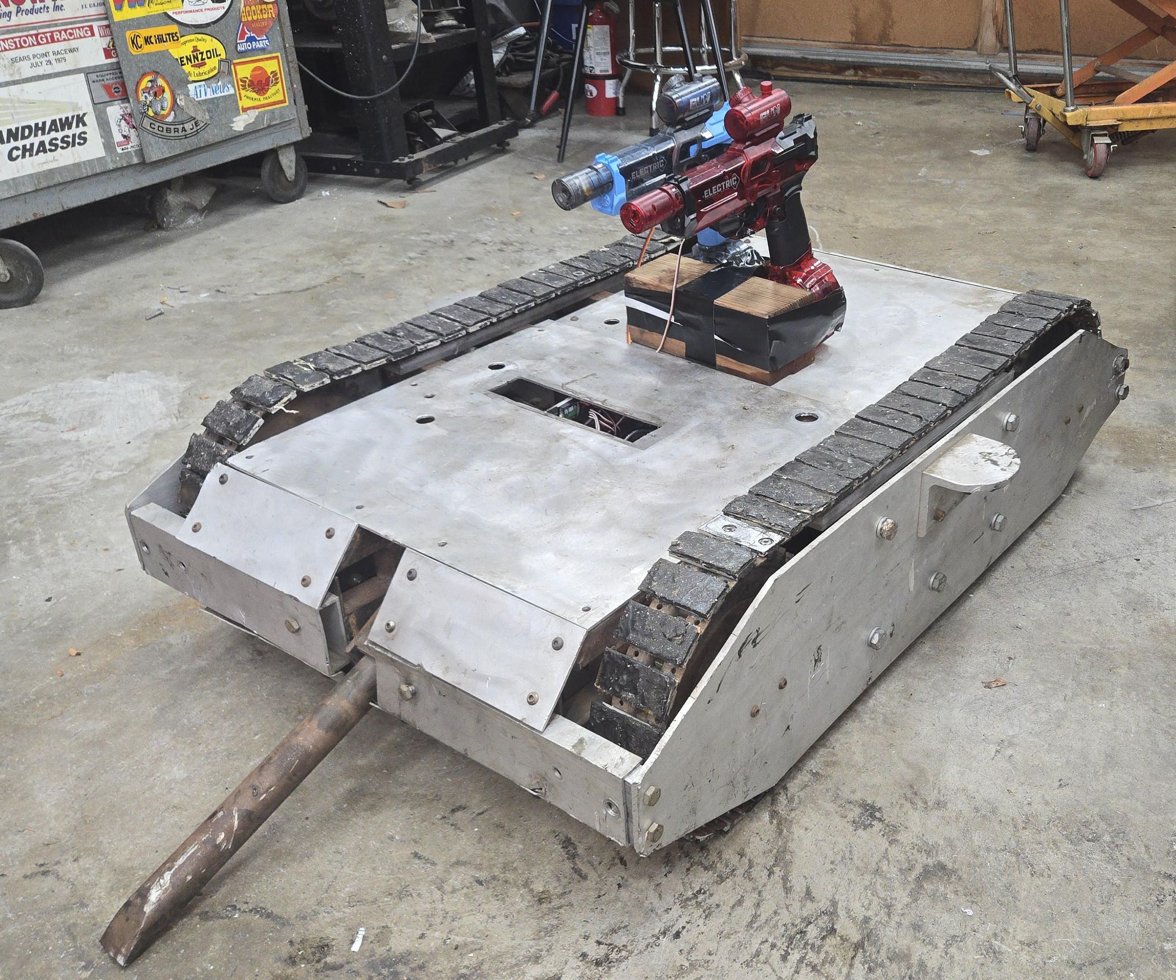 Super Heavyweight BattleBot With Servo Driven Squirt Pistols