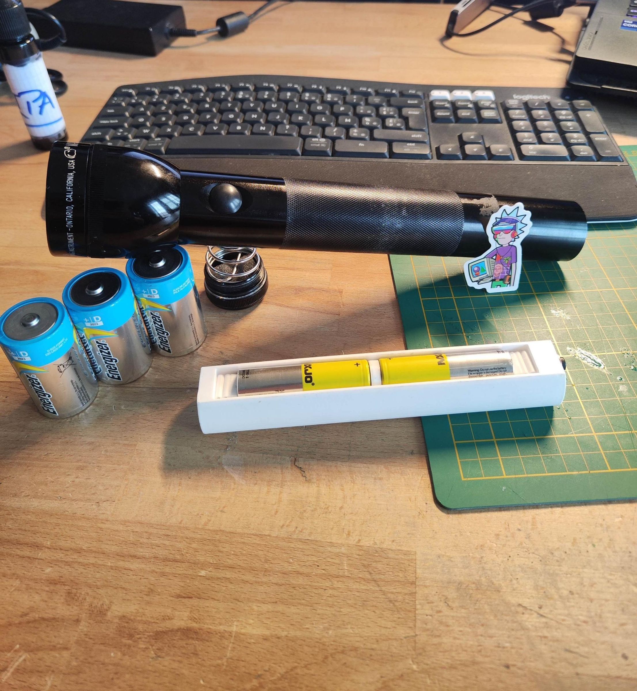 Yet Another DIY Maglite USB Rechargeable 18650 Cells for 3xD Replacement.