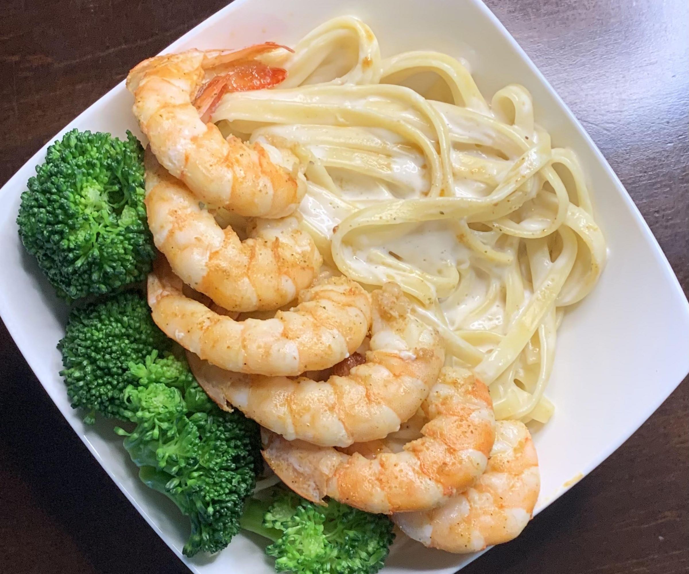 Alfredo Pasta With Shrimp and Broccoli