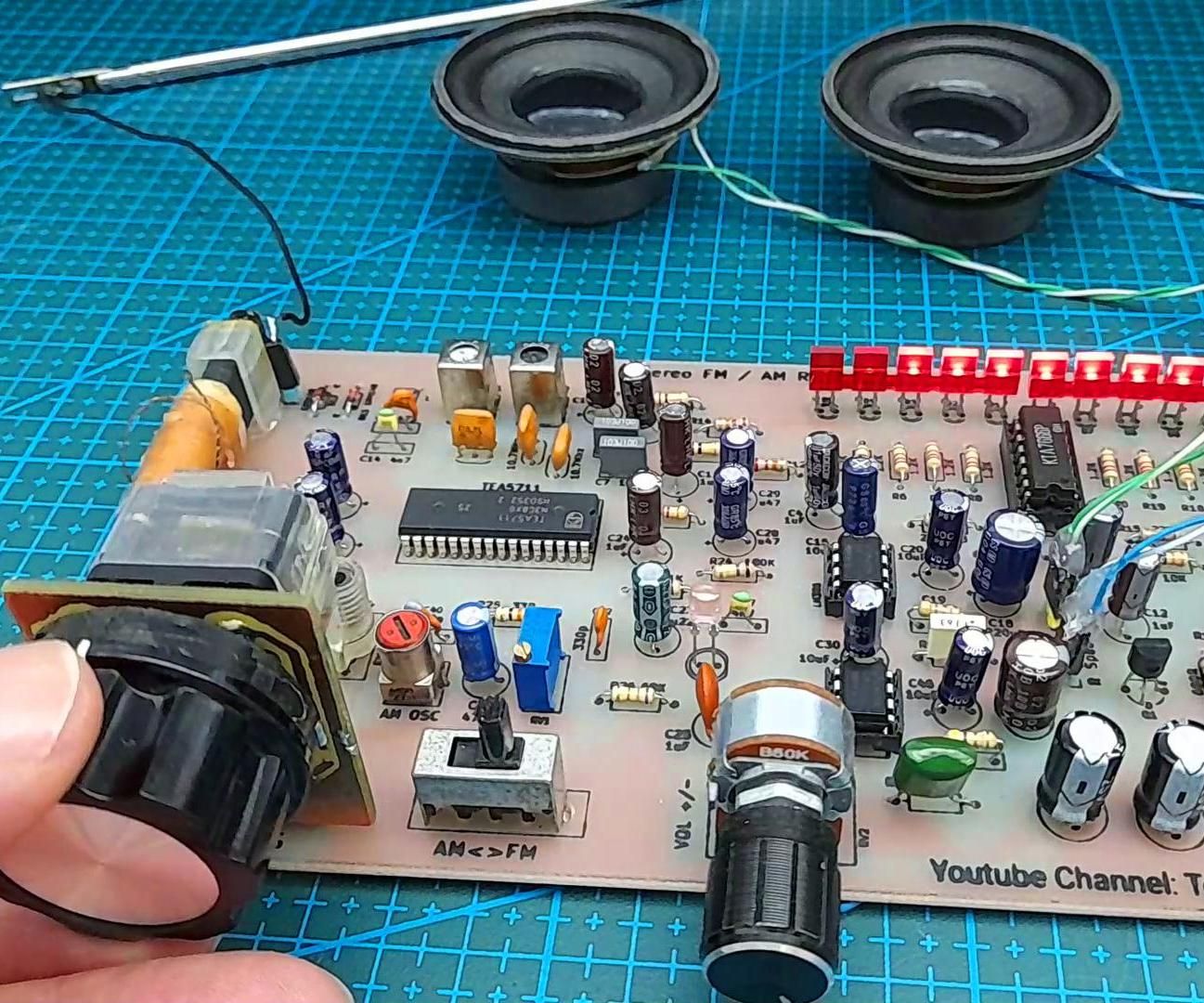 Stereo FM / AM Radio Receiver With VU Meter (TEA5711 + LM386)