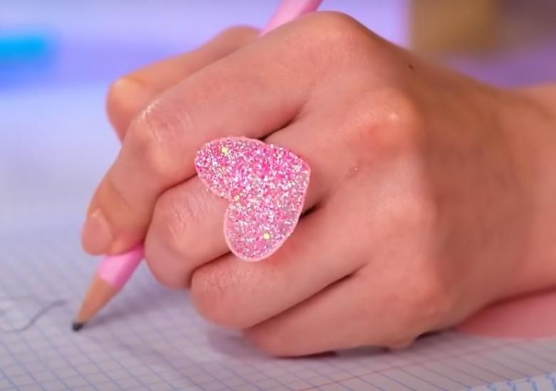 DIY Glitter Ring With a Hot Glue Gun