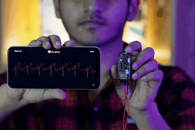 Monitor ECG and Heartrate on Your Mobile Phone