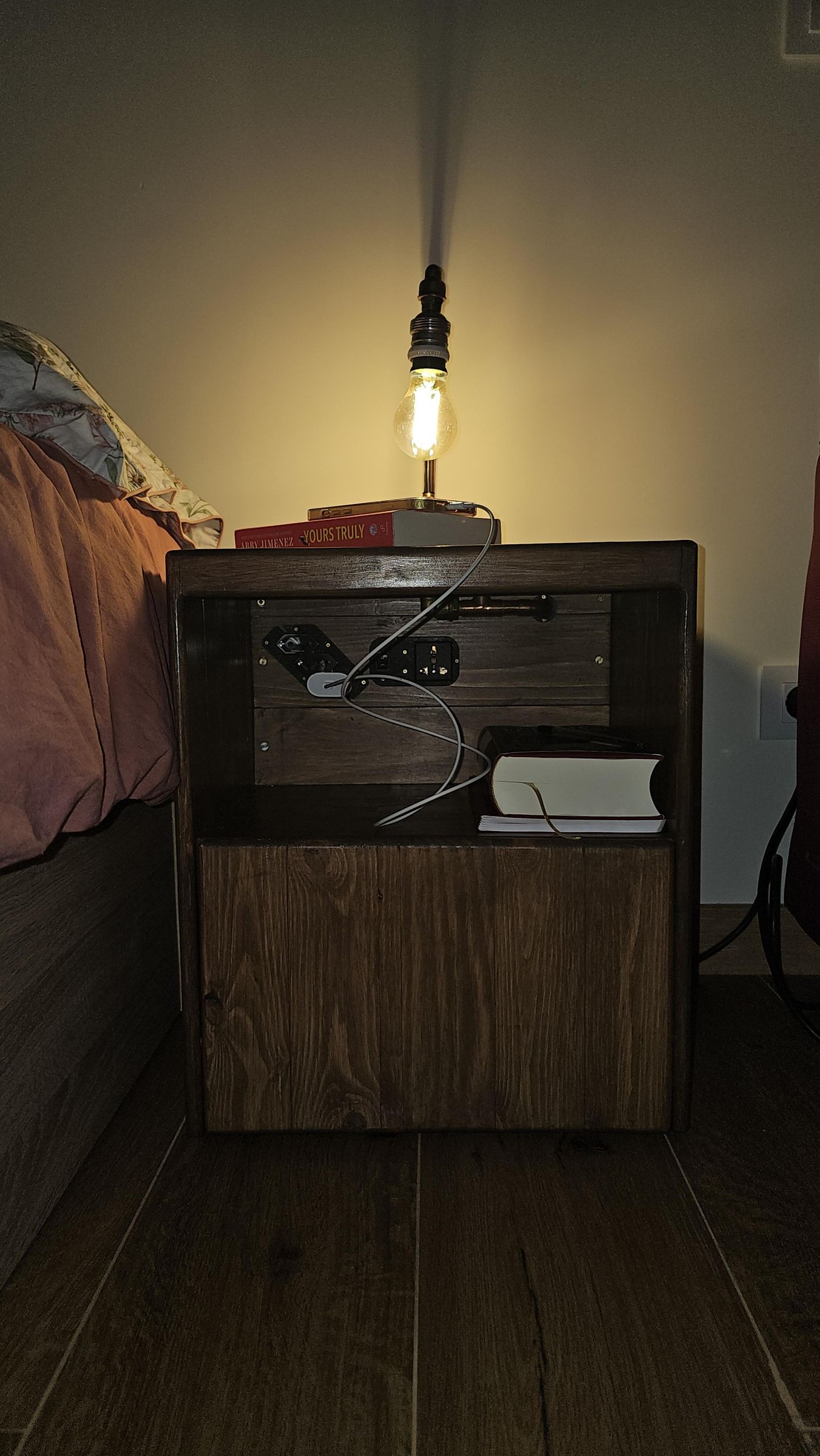 Upcycled Pallet Wood Nightstand – a Simple DIY Project