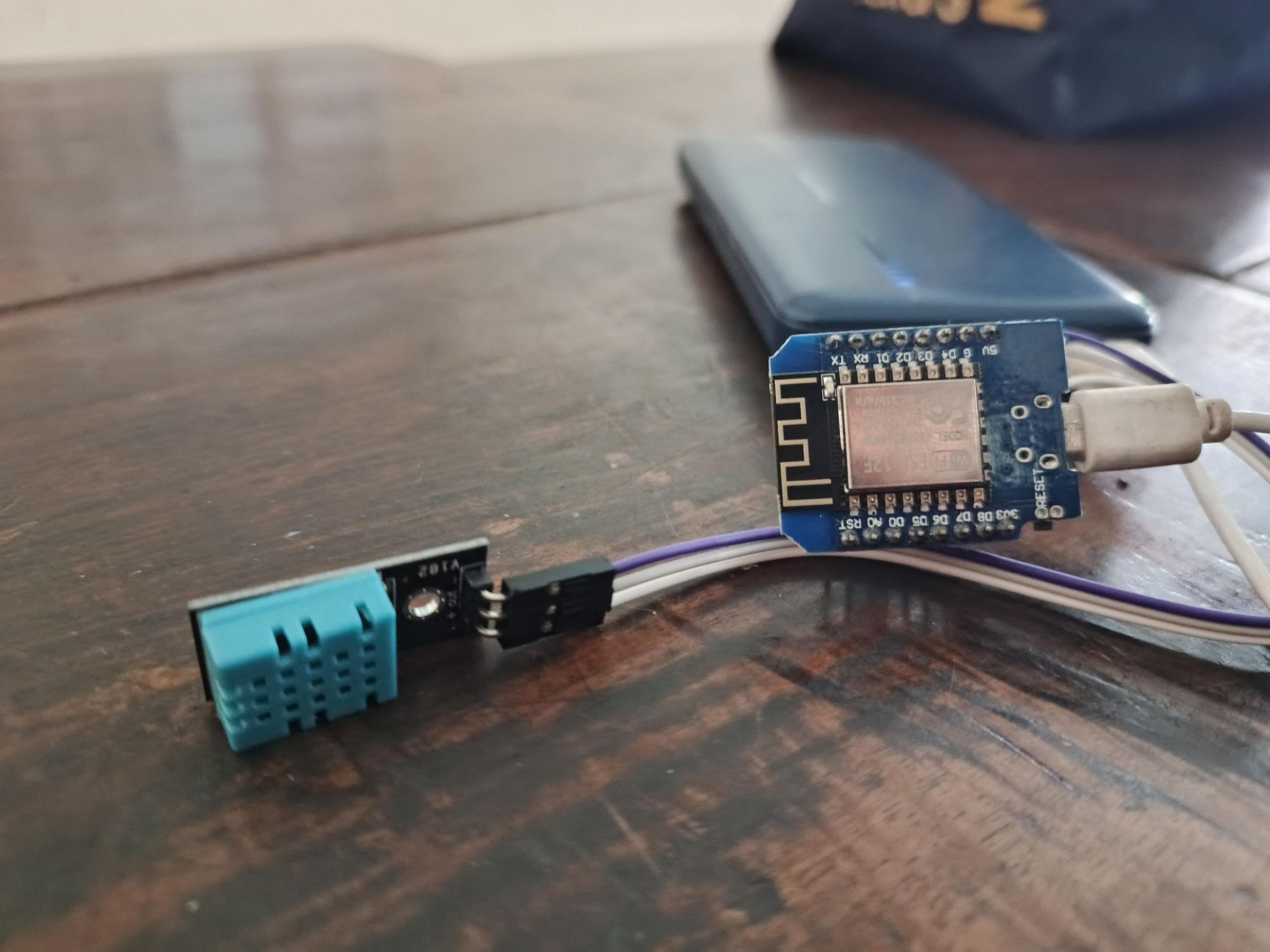 Monitoring Sensor Pendeteksi Suhu Dan Kelembaban Memakai ESP8266 Dan DHT11