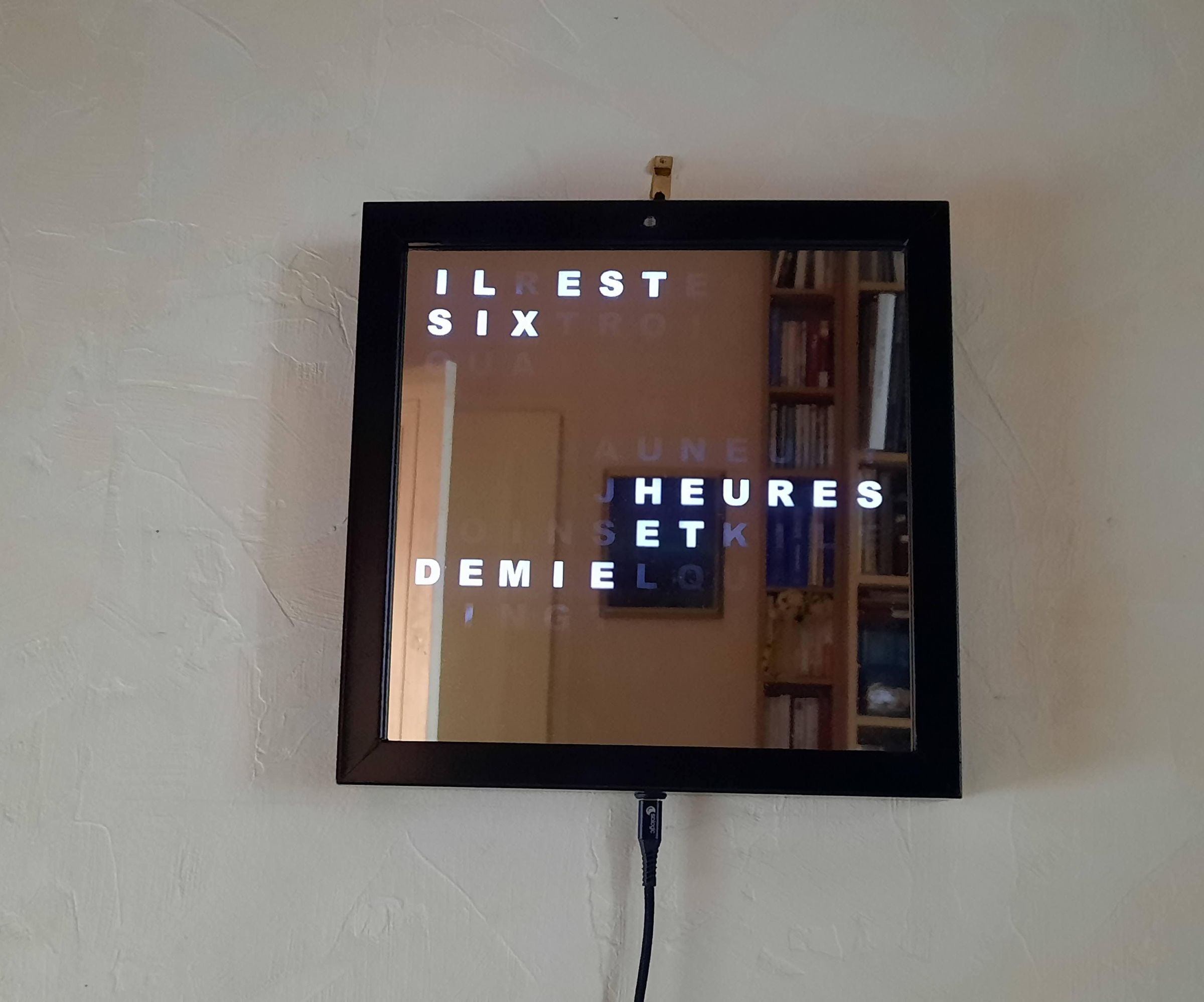 Une Horloge Textuelle Dans Un Cadre Ikea Transformé En Miroir Pilotée Par Un Arduino