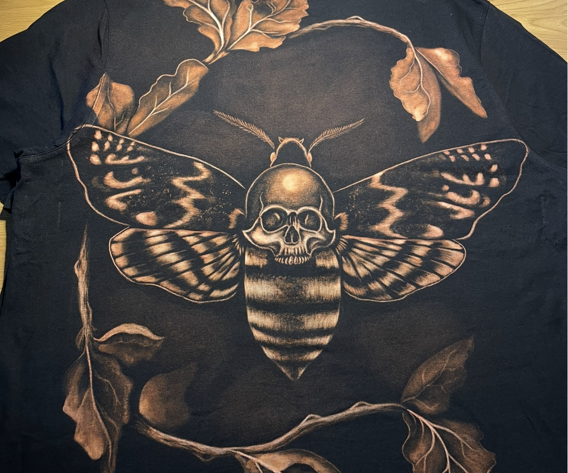 How to Neutralize Bleach on Fabric After Painting