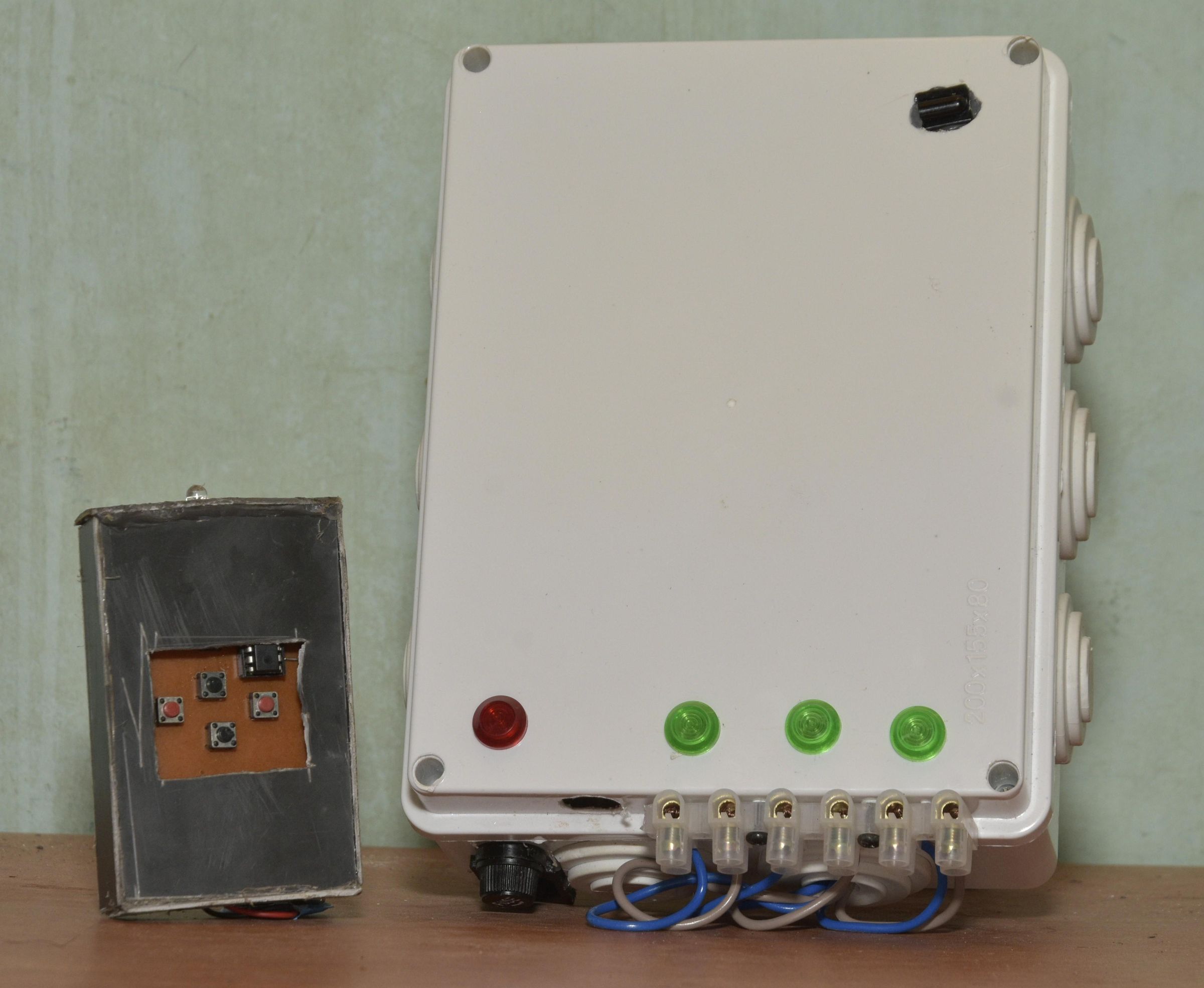 "DIY Remote-Controlled Multi-Bulb Setup"
