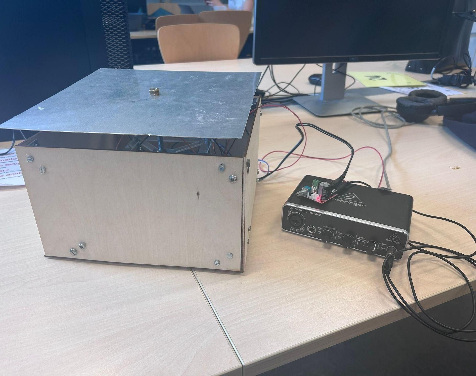 Chladni Plaat Met Filter Circuit
