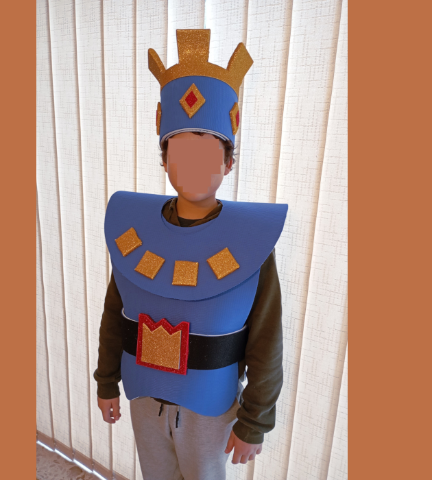 DIY "Clash Royale" King Costume