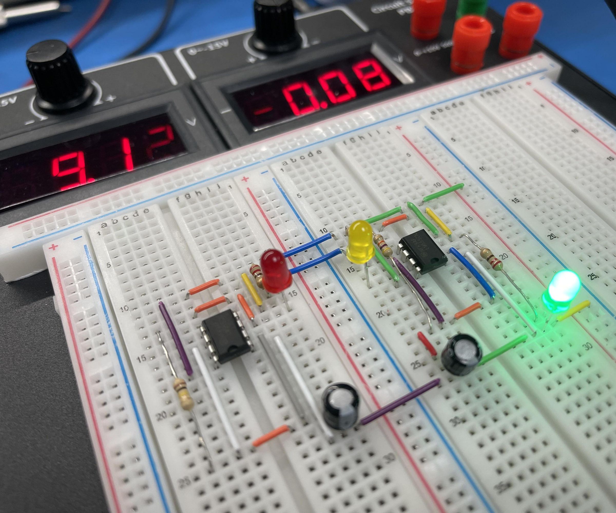 Traffic Lights Circuit Without a Micro Controller 