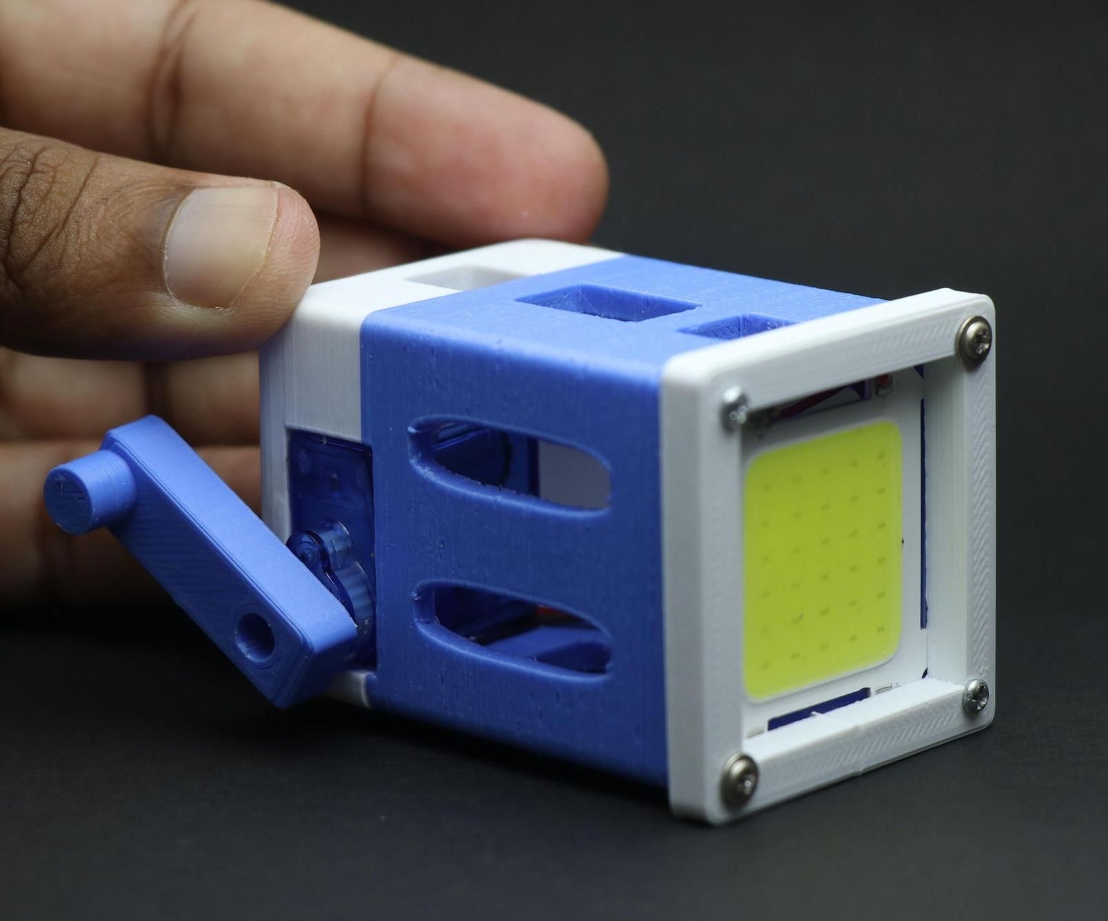Hand-Crank Flashlight Made From a Micro Servo – No Batteries Needed!