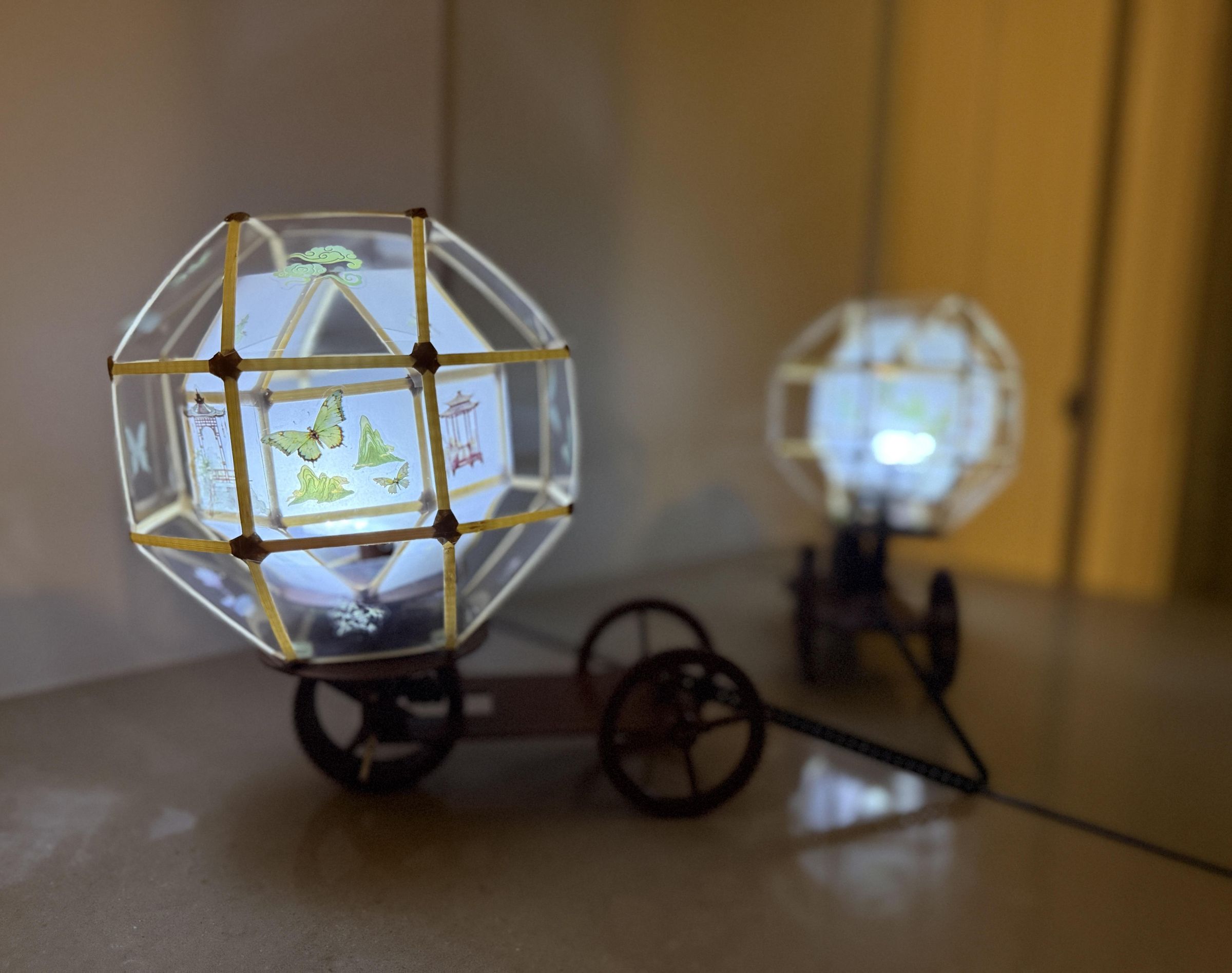 Rolling "Lantern" Car