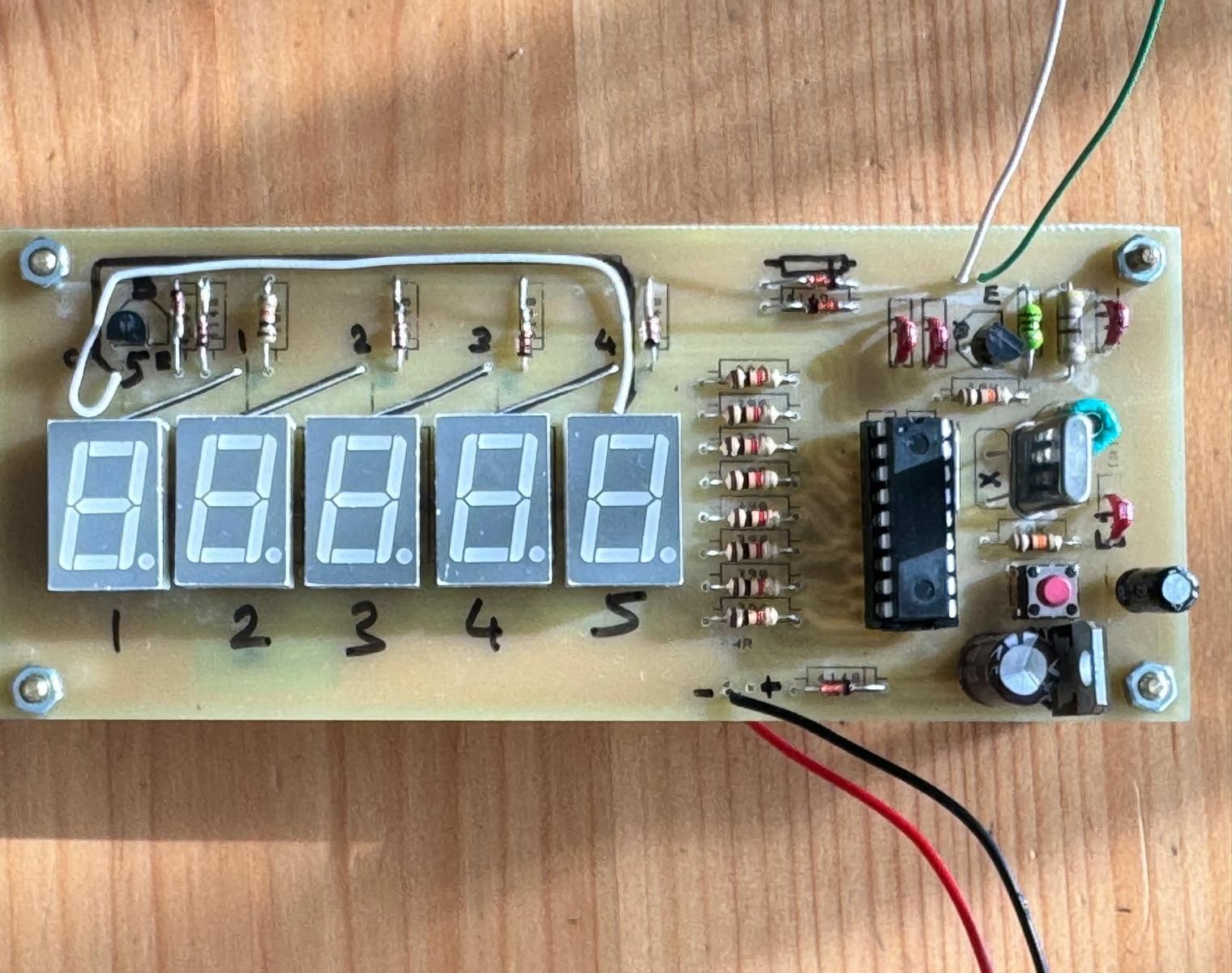 RF 0-50 MHz. FREQUENCYMETER WITH PIC16F628