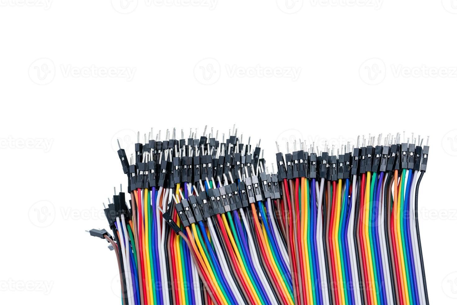 13807092-lint-kabel-of-meerdraads-planair-kabel-aan-wit-achtergrond-vlak-lint-kabel-met-pin-connectoren-veelkleurig-lint-computer-verbinden-kabel-verbinden-pinnen-elektronisch-bestanddeel-van-computer-foto.jpg