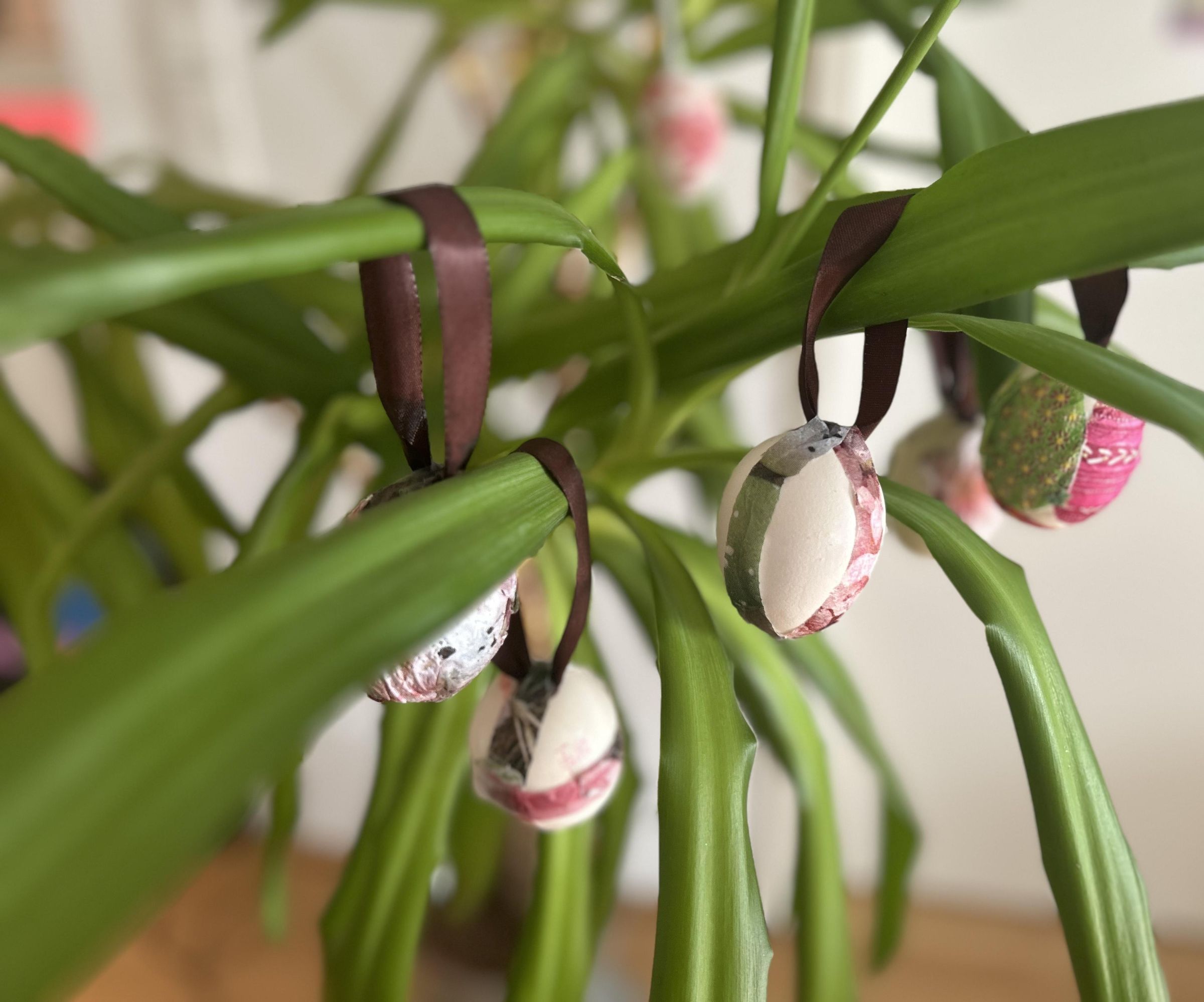 Beautiful, Colourful Easter-Eggs: A step by step guide into paper Decoupage