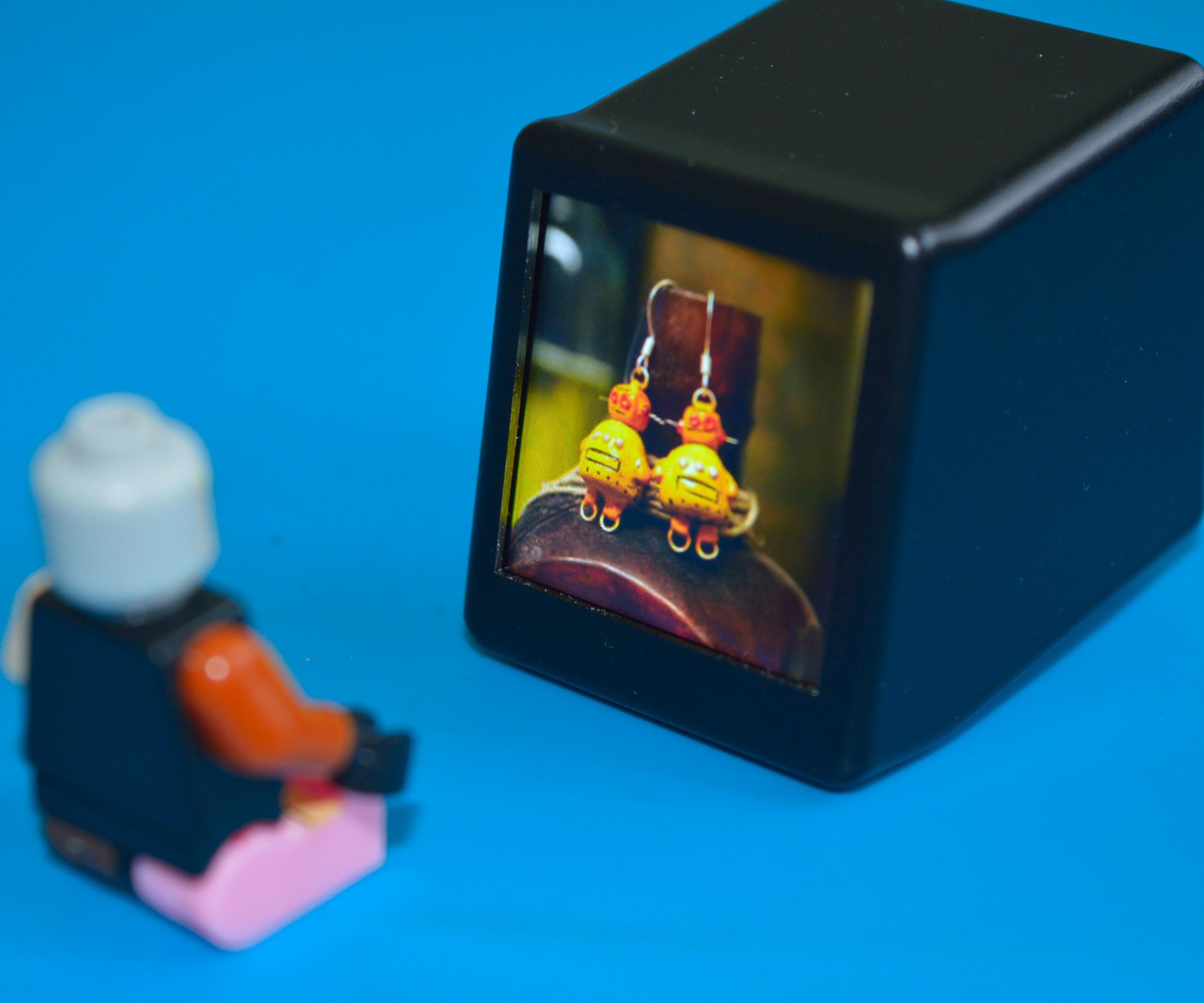 The Tiniest Photo Frame From an ESP8266-Powered Internet Clock