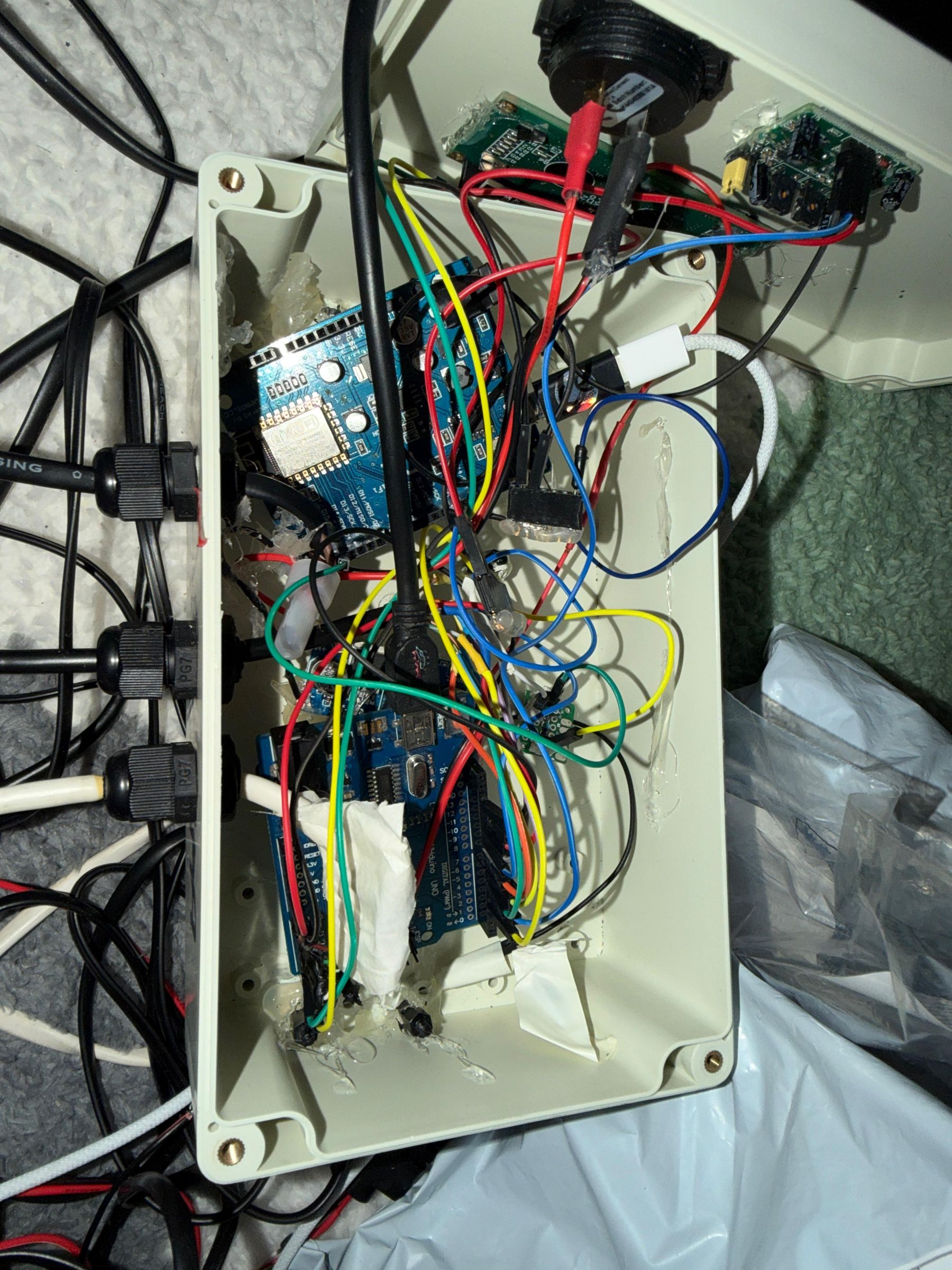 Design and Implementation of an Autonomous Solar-Powered IoT Smart Greenhouse Using Edge Computing and Full-Stack Technologies