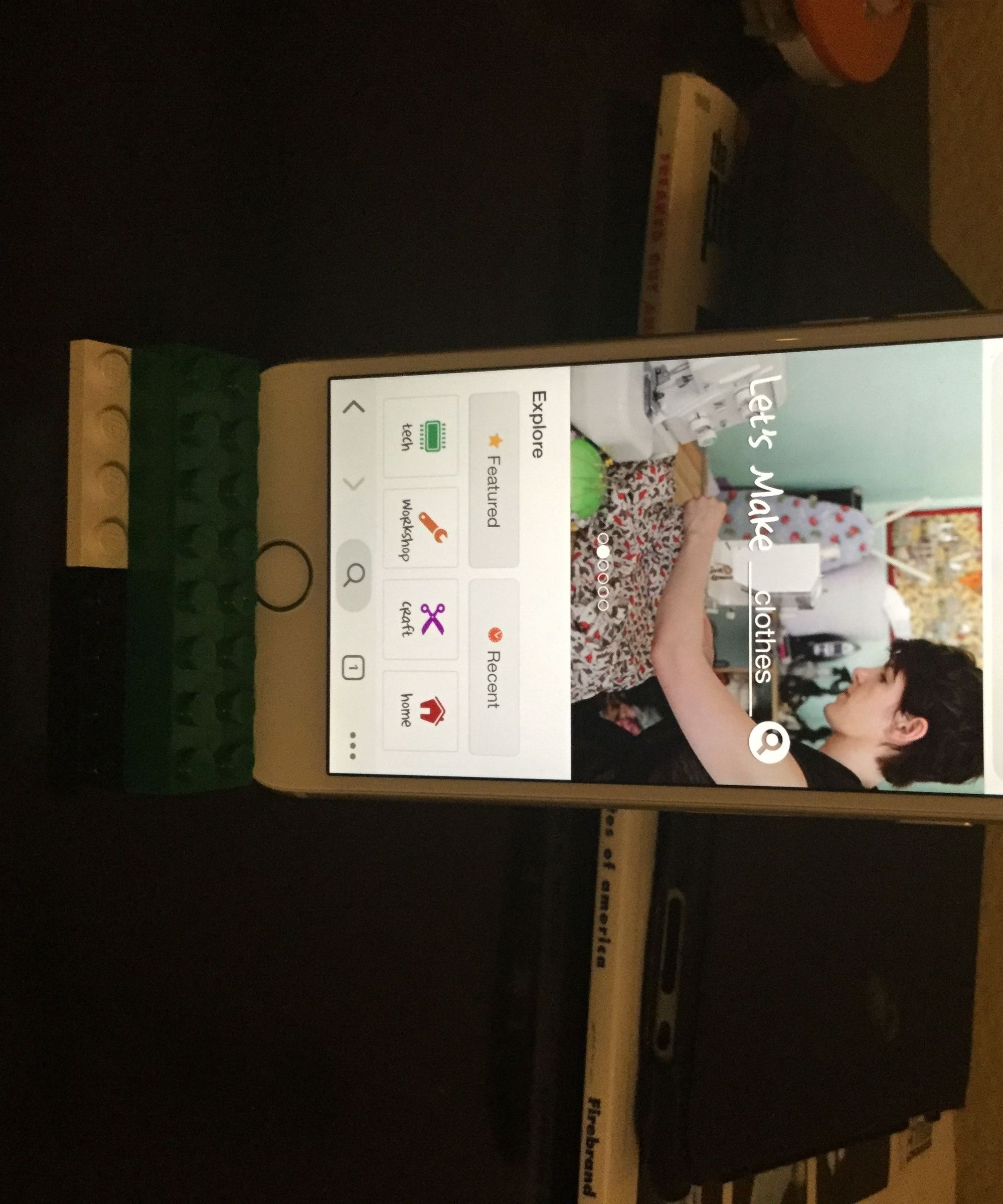 1 Minute LEGO Phone/iPod/Small Tablet Stand