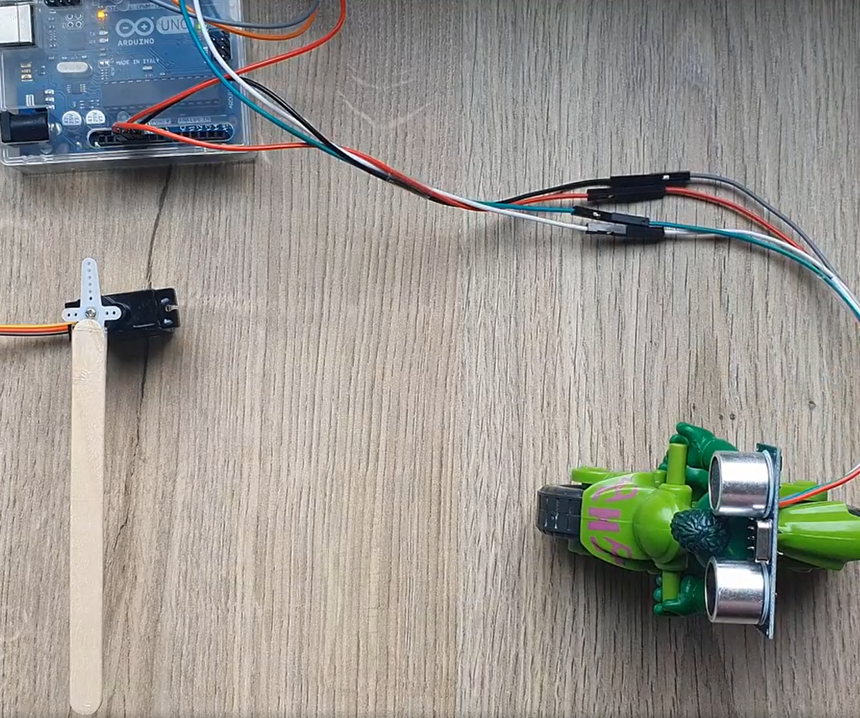 Arduino UNO + Servomoteur + Capteur De Distance À Ultrasons (HC-RS04)