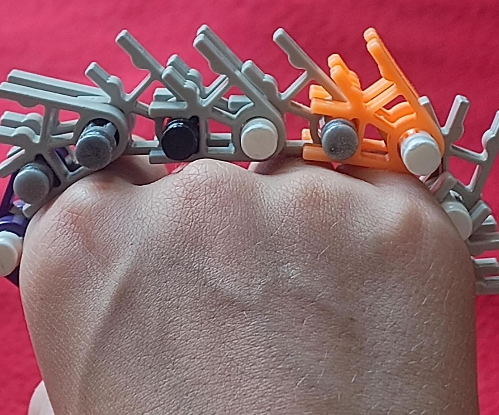 K'nex Knucle Duster