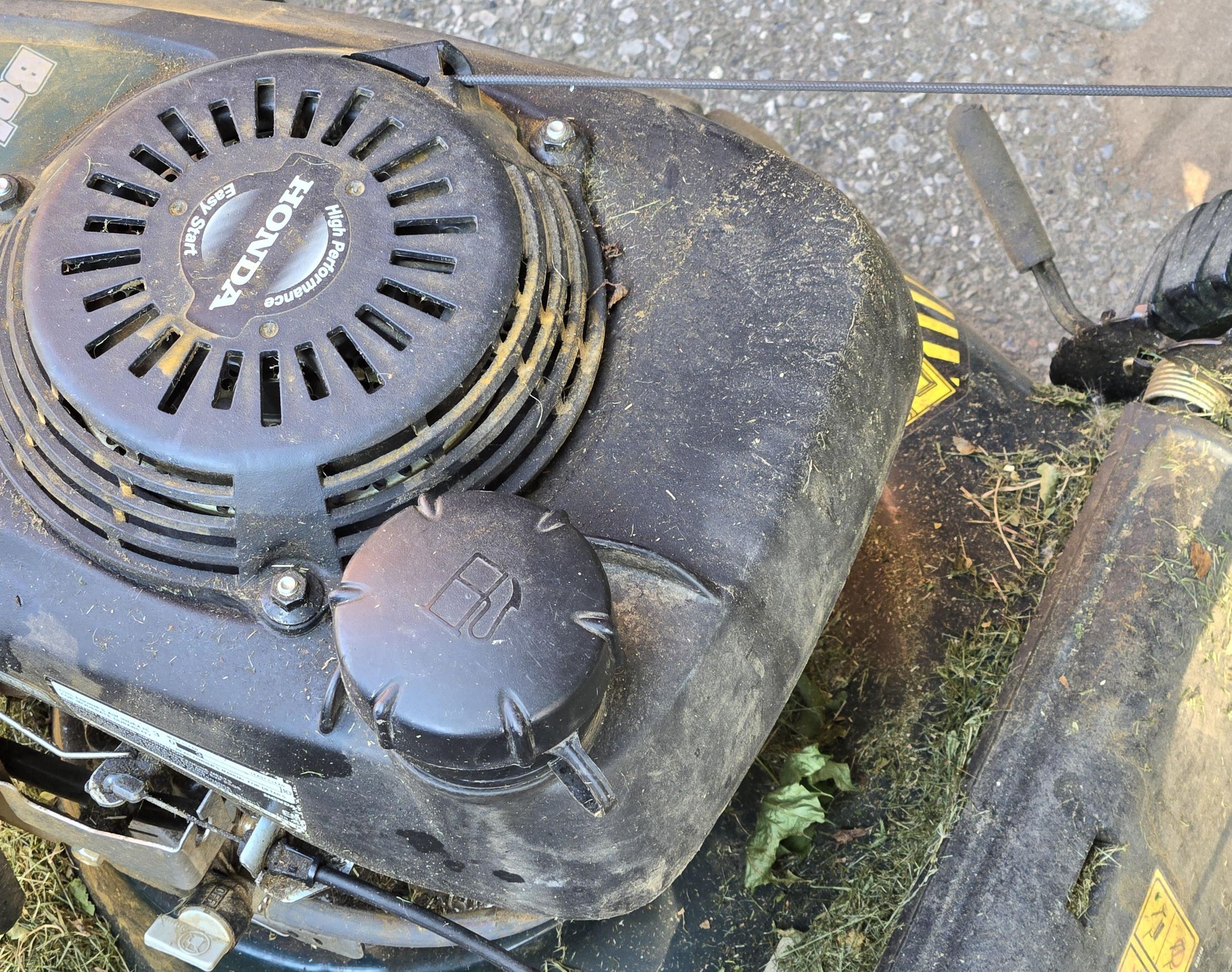 How to Fill Up a Lawn Mower With Gas