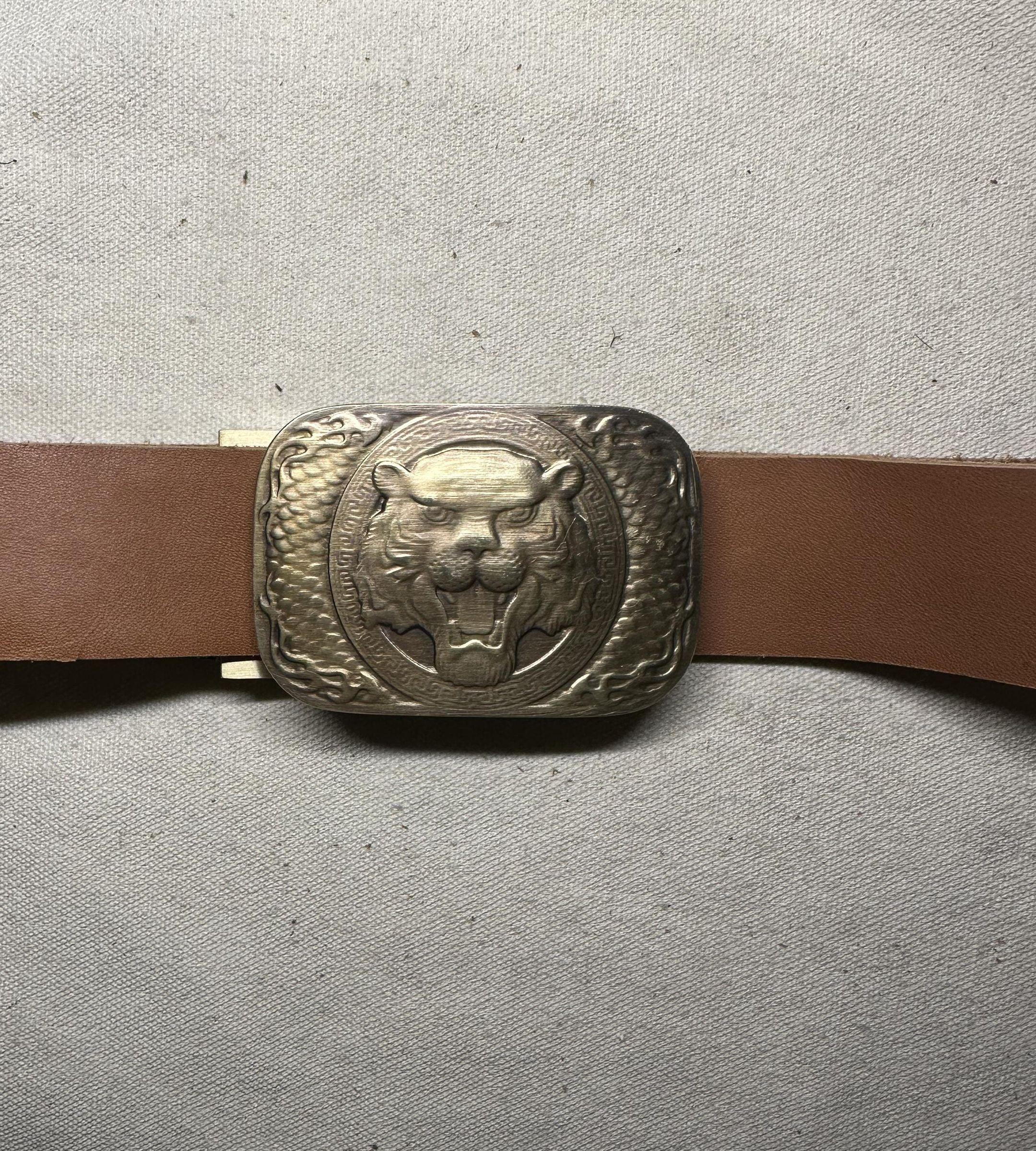 How to Make a Plate Waist Belt Buckle From a Medal