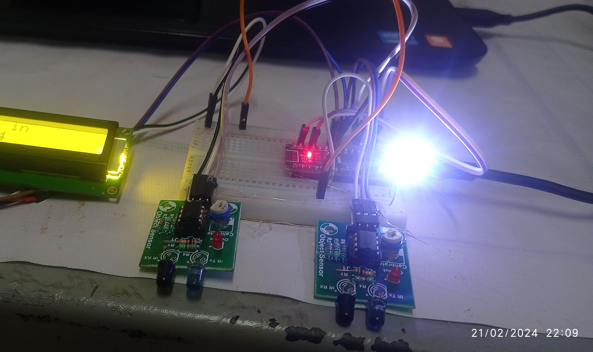 VISITOR COUNTER WITH AUTOMATIC LIGHTING