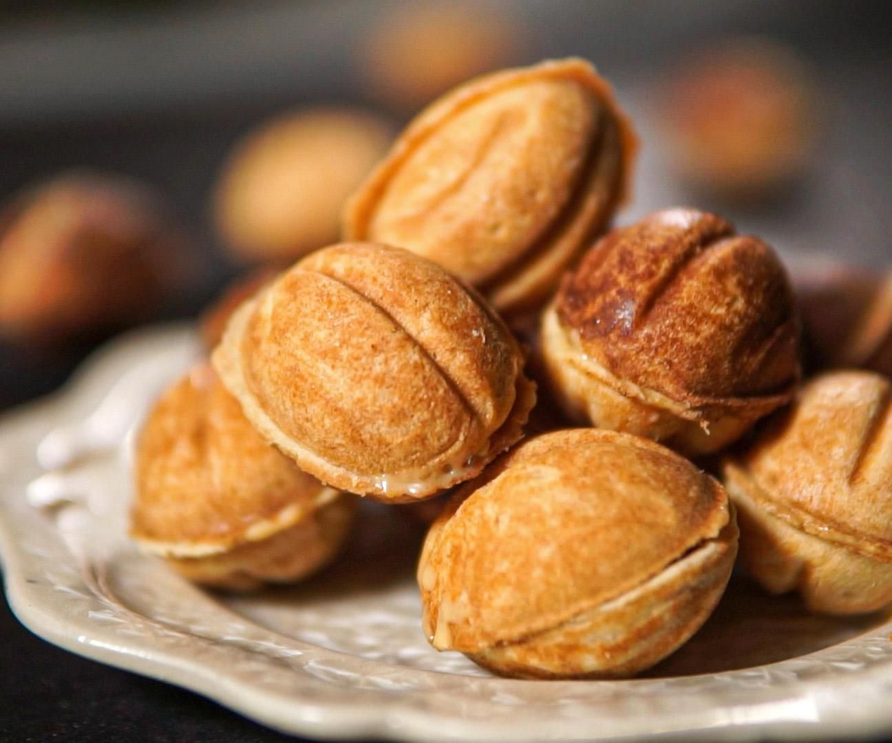 Walnut-Shaped Cookies With Homemade Dulce De Leche